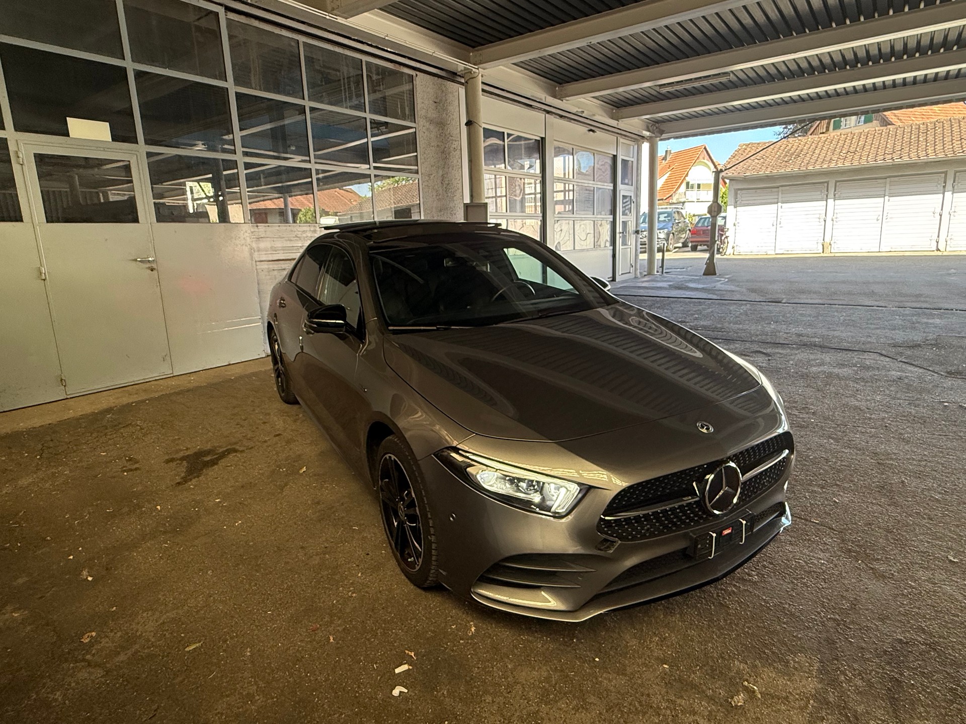 MERCEDES-BENZ A 250e AMG Line 8G-DCT-image-6