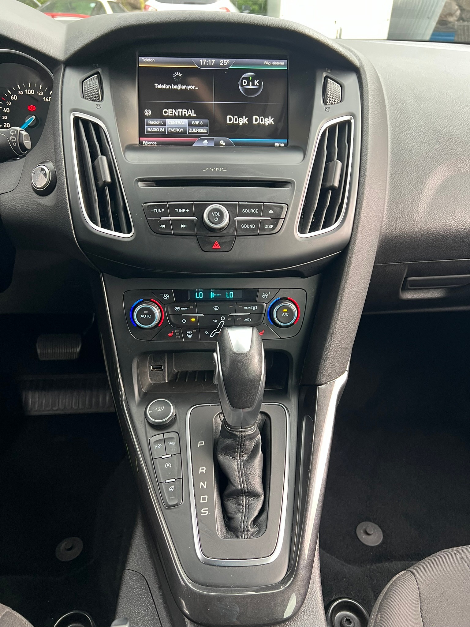 FORD Focus 1.5 SCTi Titanium Automatic-image-13