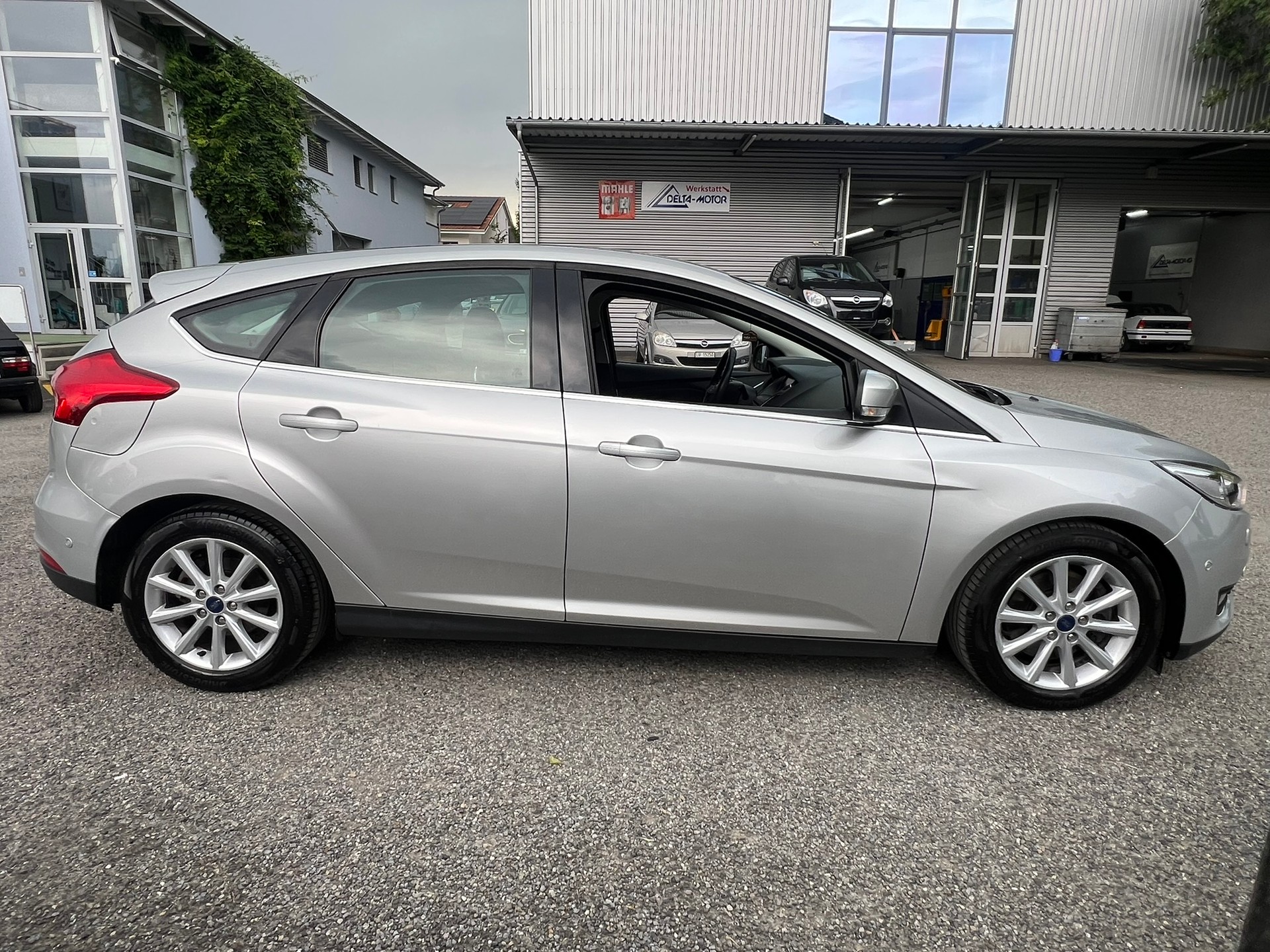 FORD Focus 1.5 SCTi Titanium Automatic-image-6
