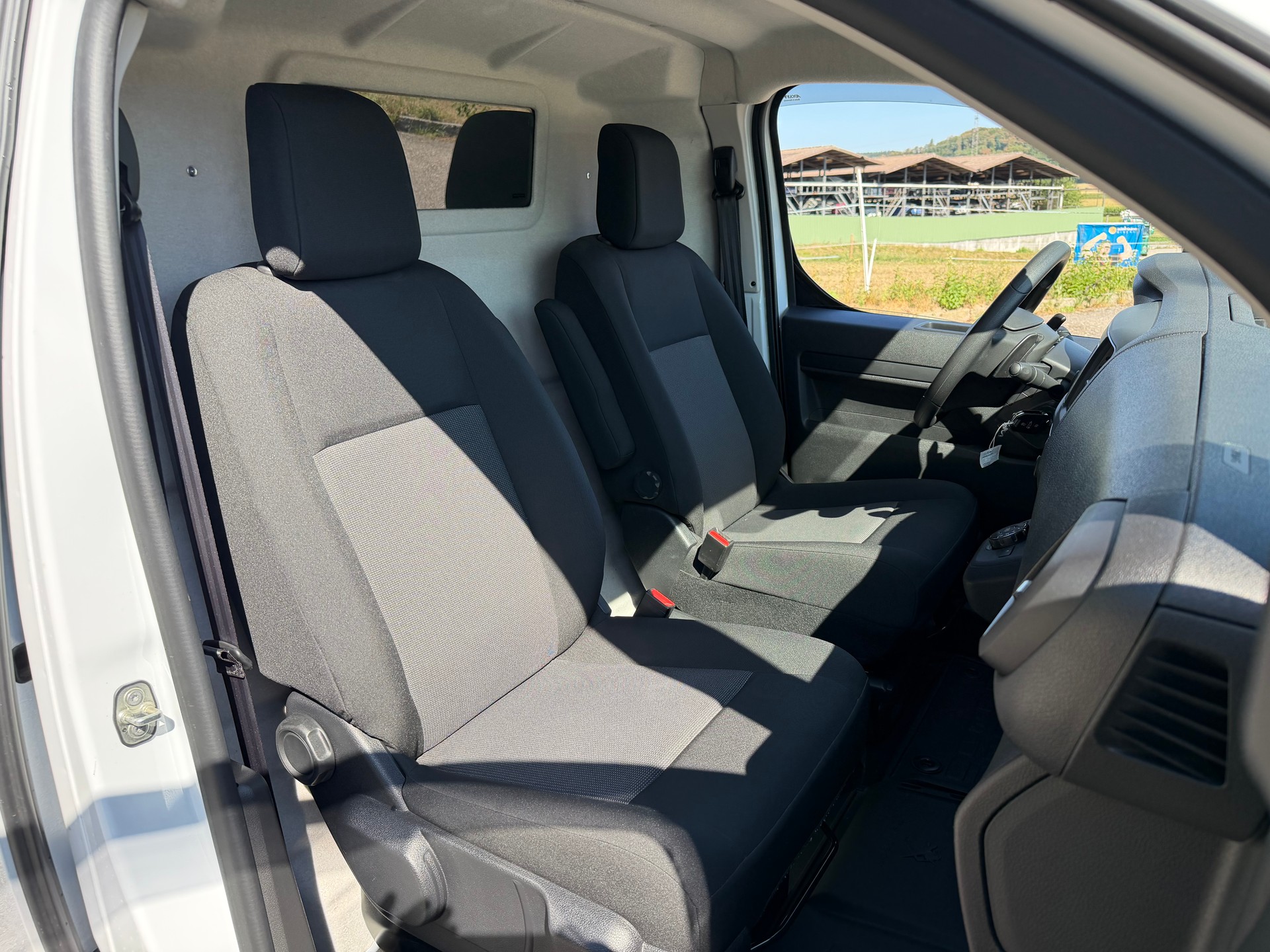 PEUGEOT Expert 2.0 BlueHDi 145 S&S Standard EAT8-image-5