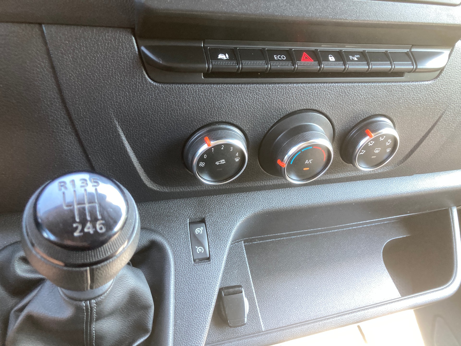 RENAULT Master T35 2.3dCi 135 L2H2 mit Anhängerkupplung-image-11