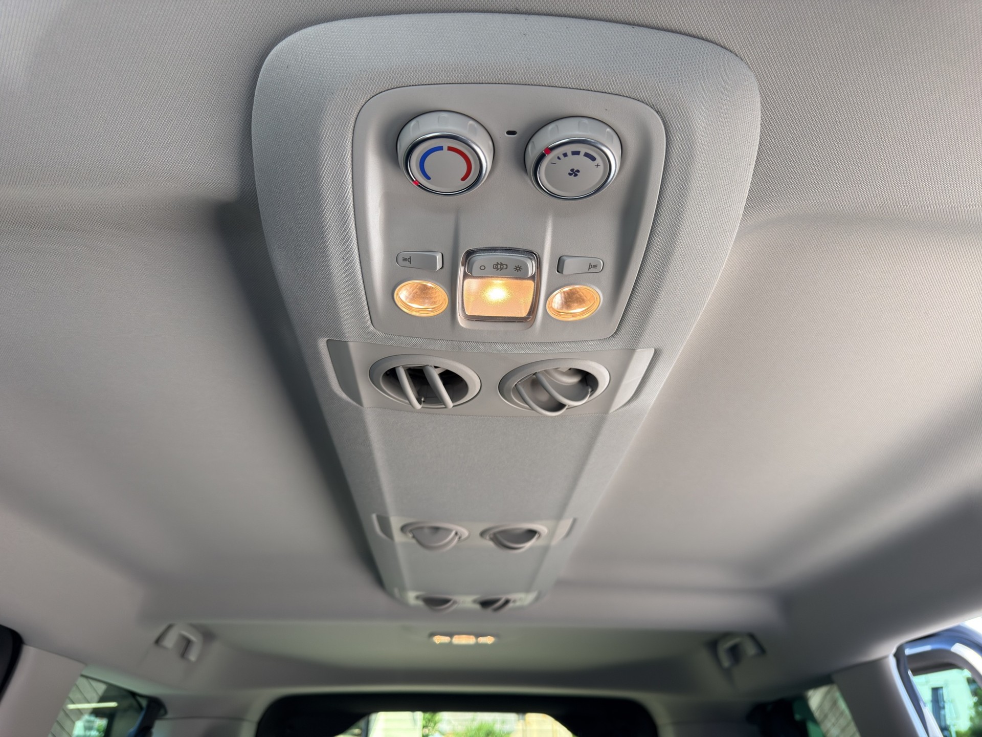 PEUGEOT Traveller Standard 2.2 BlueHDi 180 Family Edition S/S-image-18