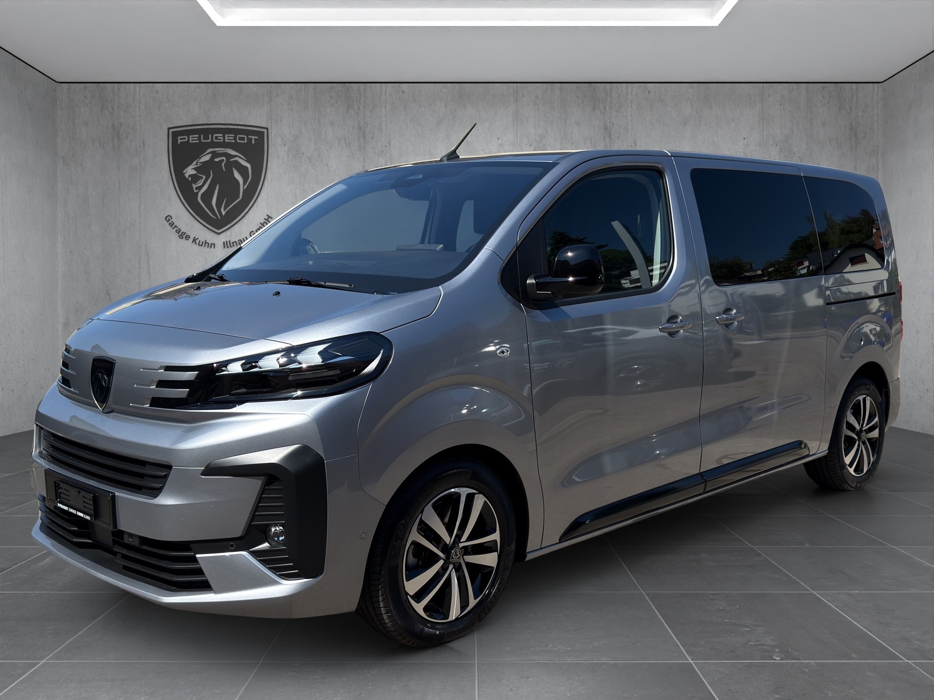 PEUGEOT Traveller Standard 2.2 BlueHDi 180 Family Edition S/S-image-0