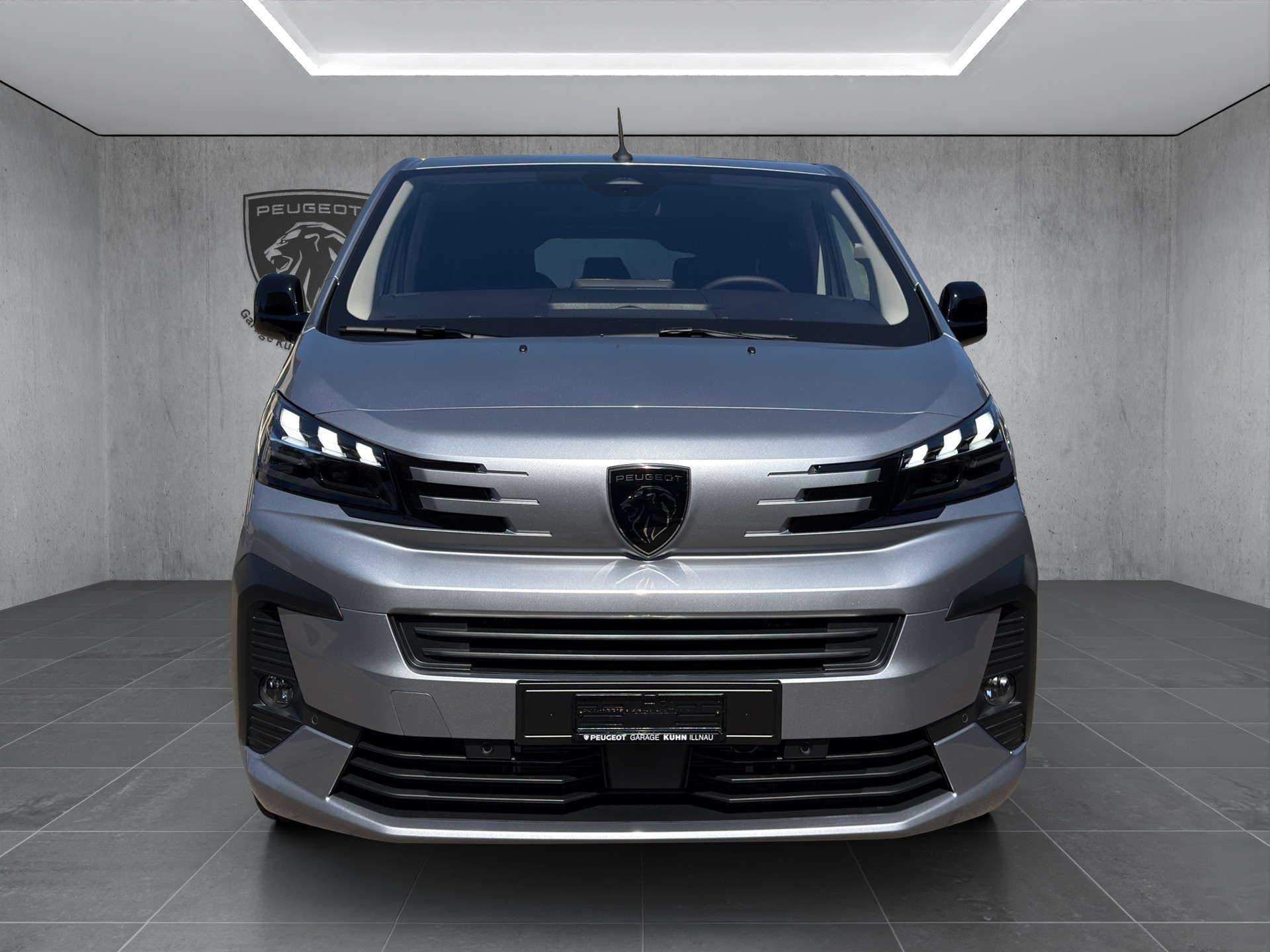 PEUGEOT Traveller Standard 2.2 BlueHDi 180 Family Edition S/S-image-1