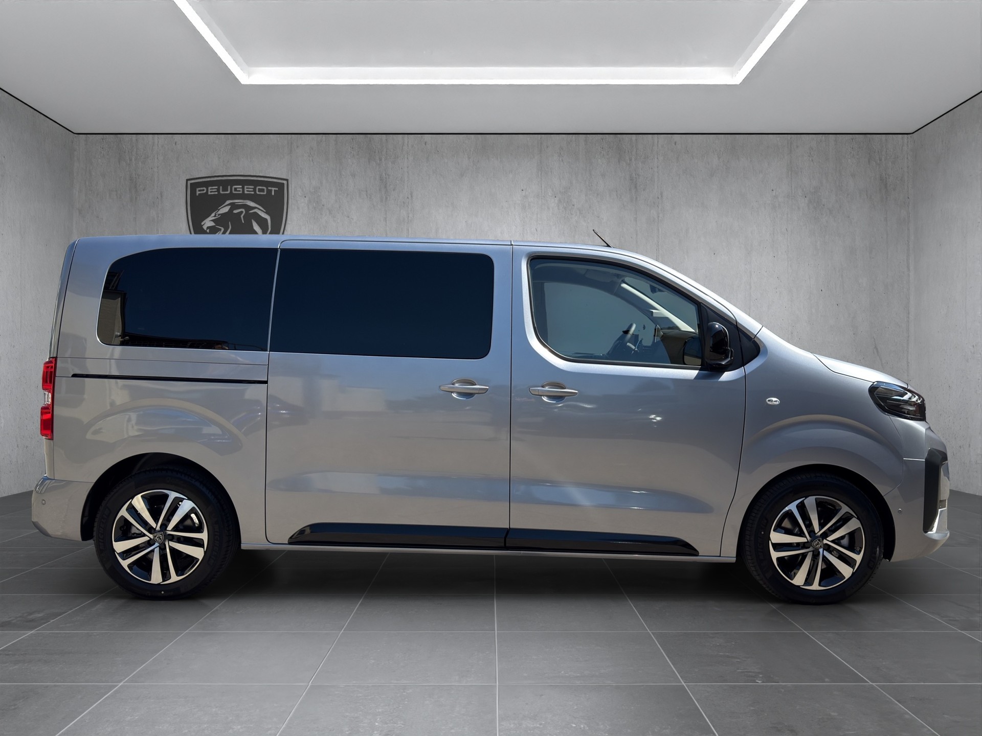 PEUGEOT Traveller Standard 2.2 BlueHDi 180 Family Edition S/S-image-3