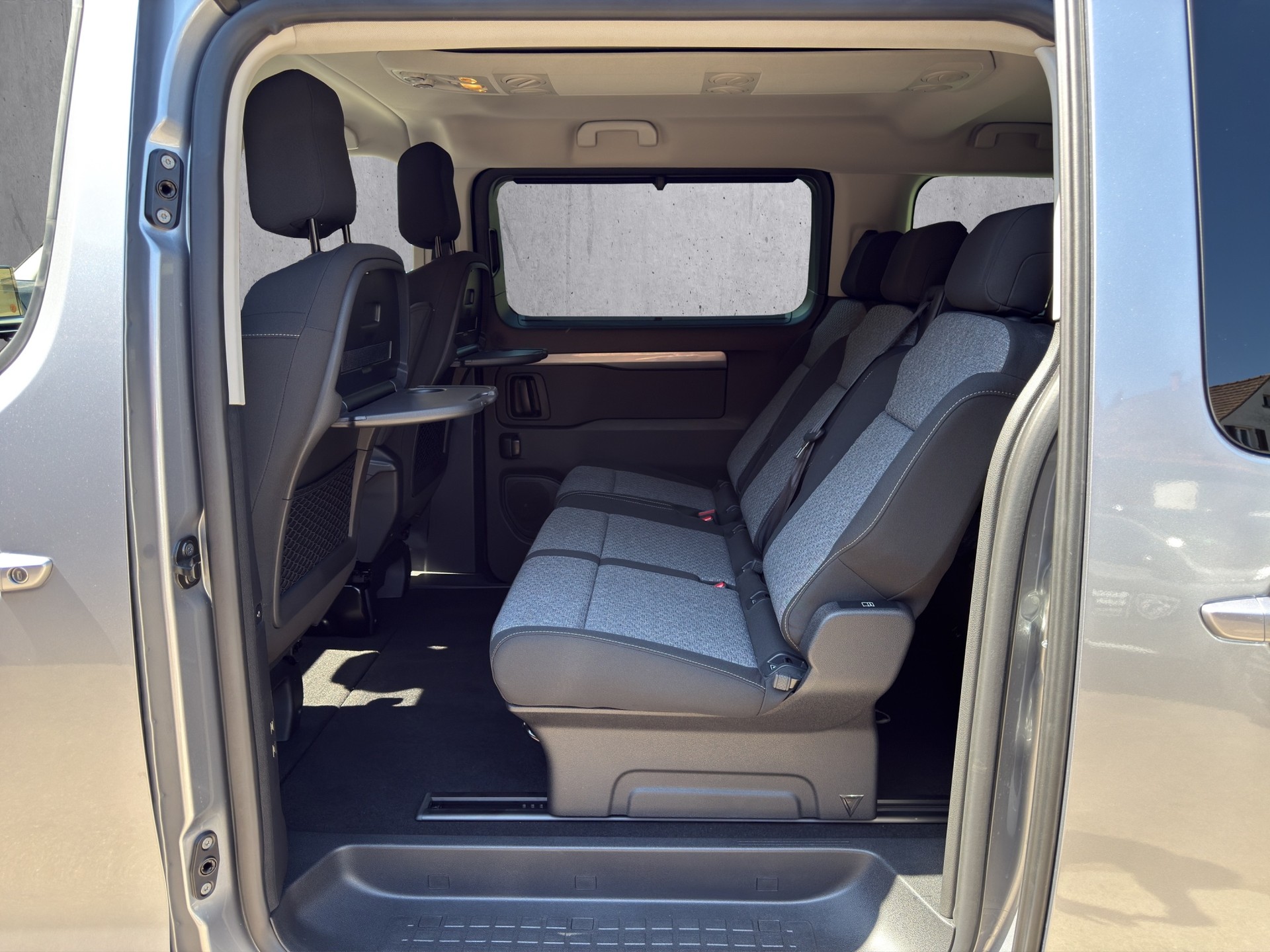 PEUGEOT Traveller Standard 2.2 BlueHDi 180 Family Edition S/S-image-16
