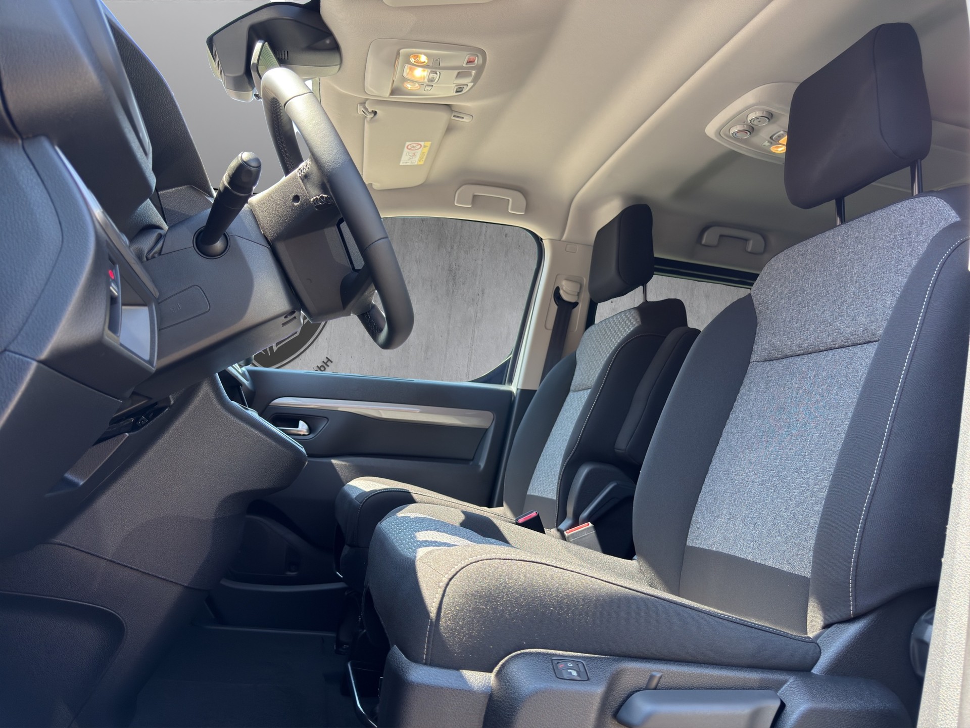 PEUGEOT Traveller Standard 2.2 BlueHDi 180 Family Edition S/S-image-9