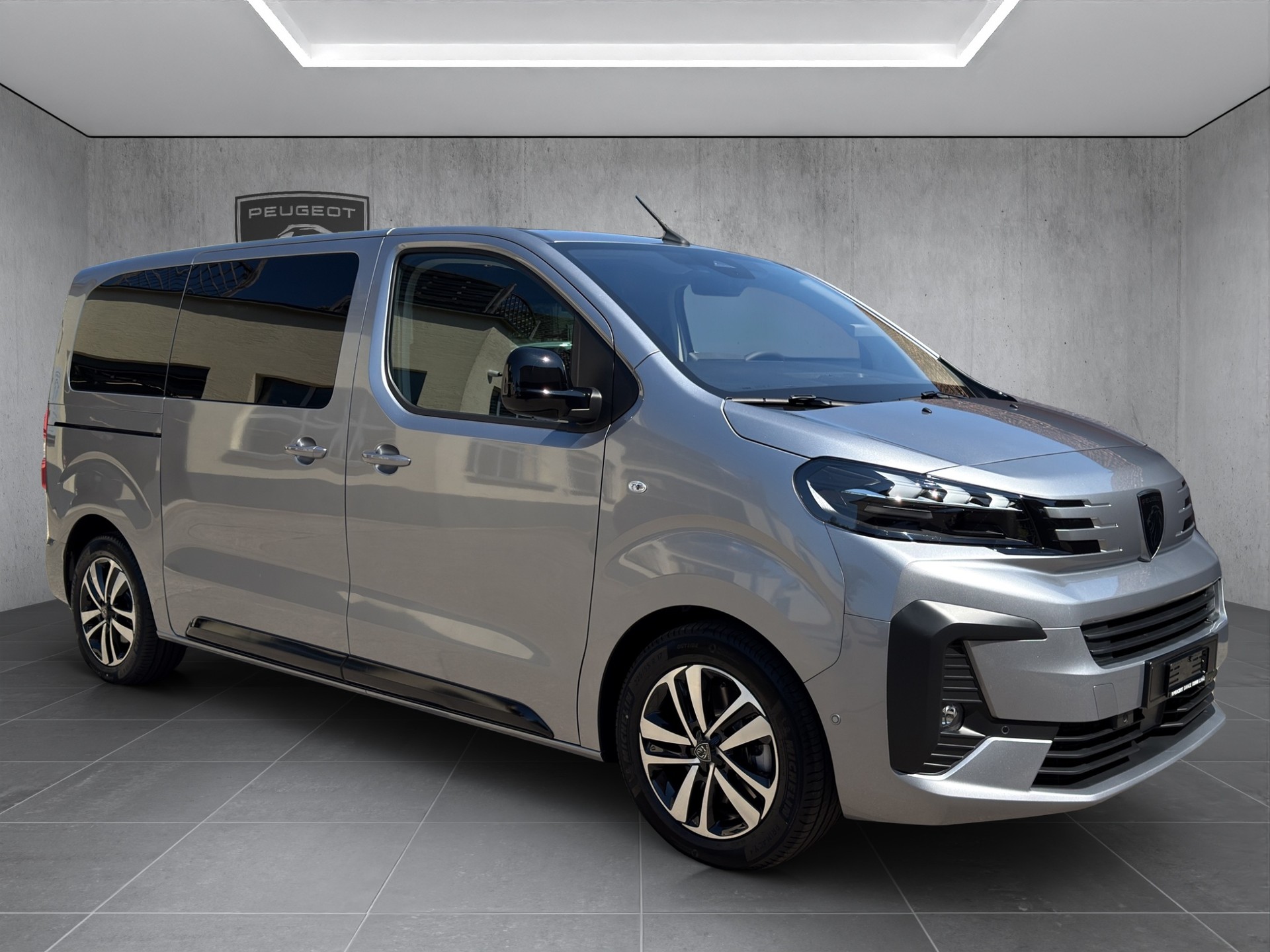 PEUGEOT Traveller Standard 2.2 BlueHDi 180 Family Edition S/S-image-2