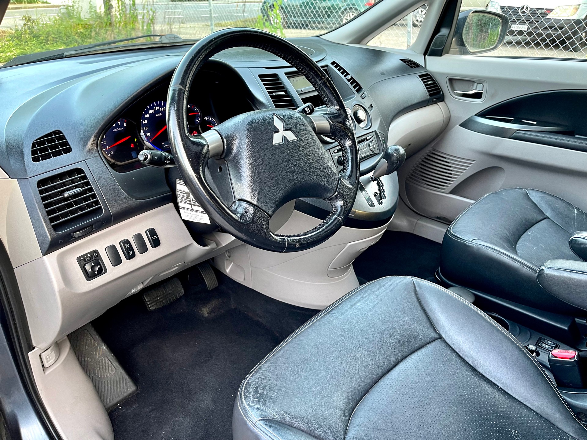 MITSUBISHI Grandis 2.4 16V Executive-image-21