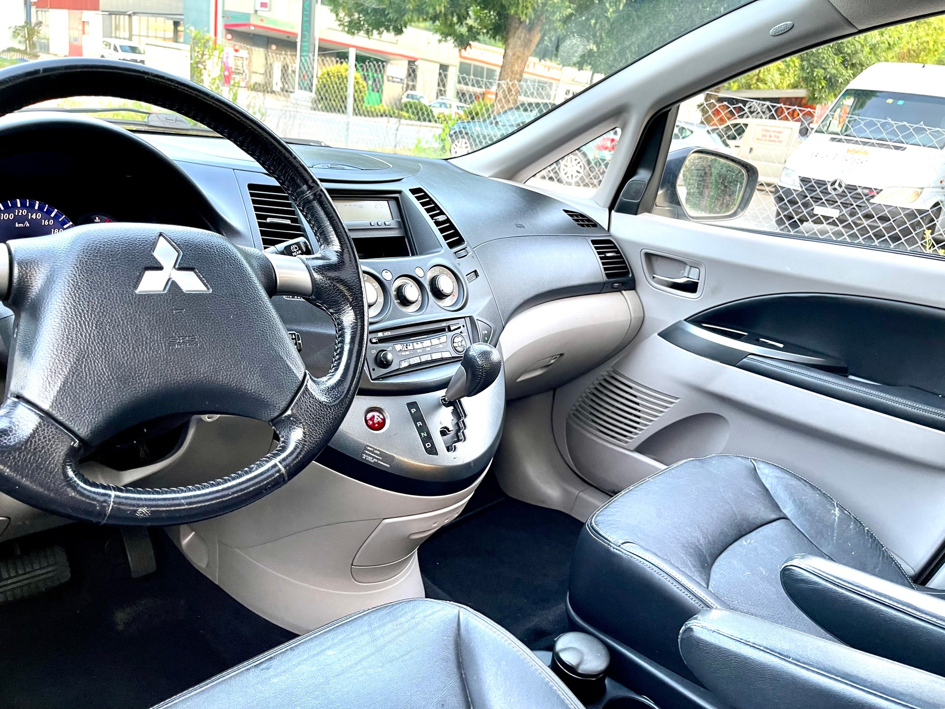 MITSUBISHI Grandis 2.4 16V Executive-image-23