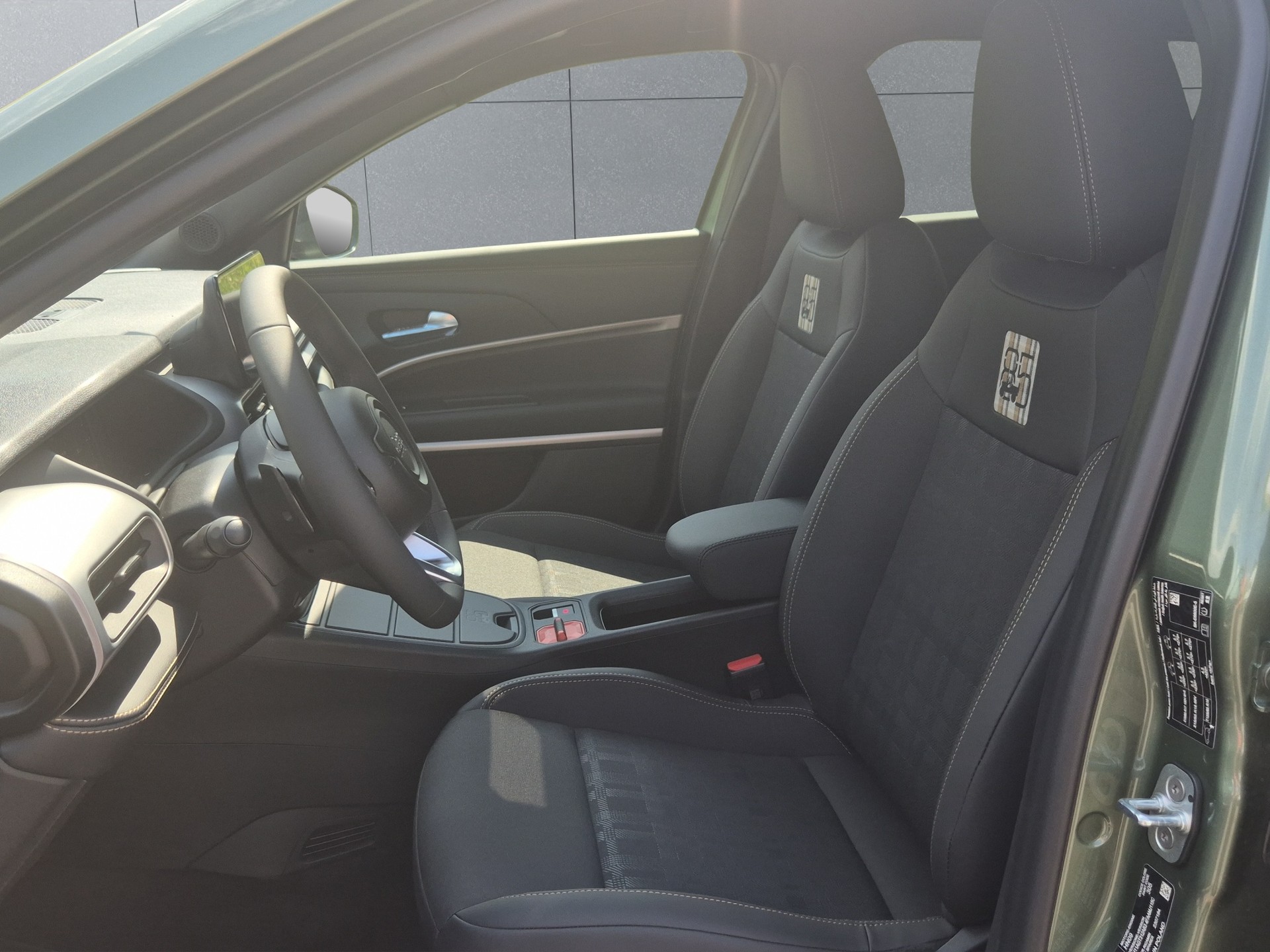 JEEP Avenger 1.2 MHEV 85th Anniversary 4xe-image-8