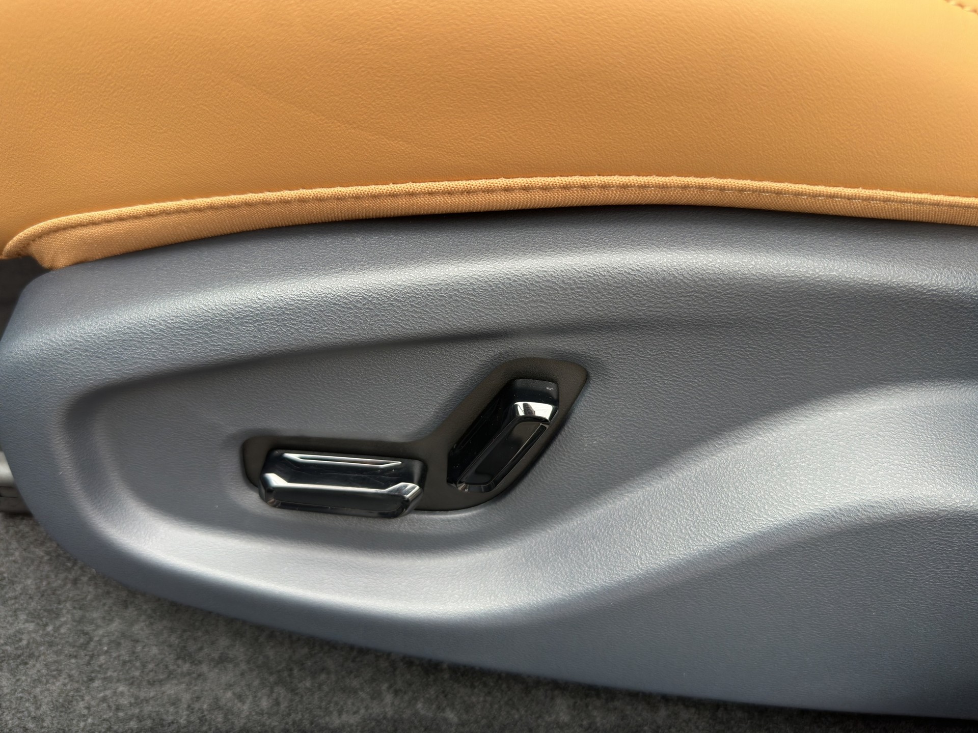 GEELY EM-i Max+ PHEV-image-12