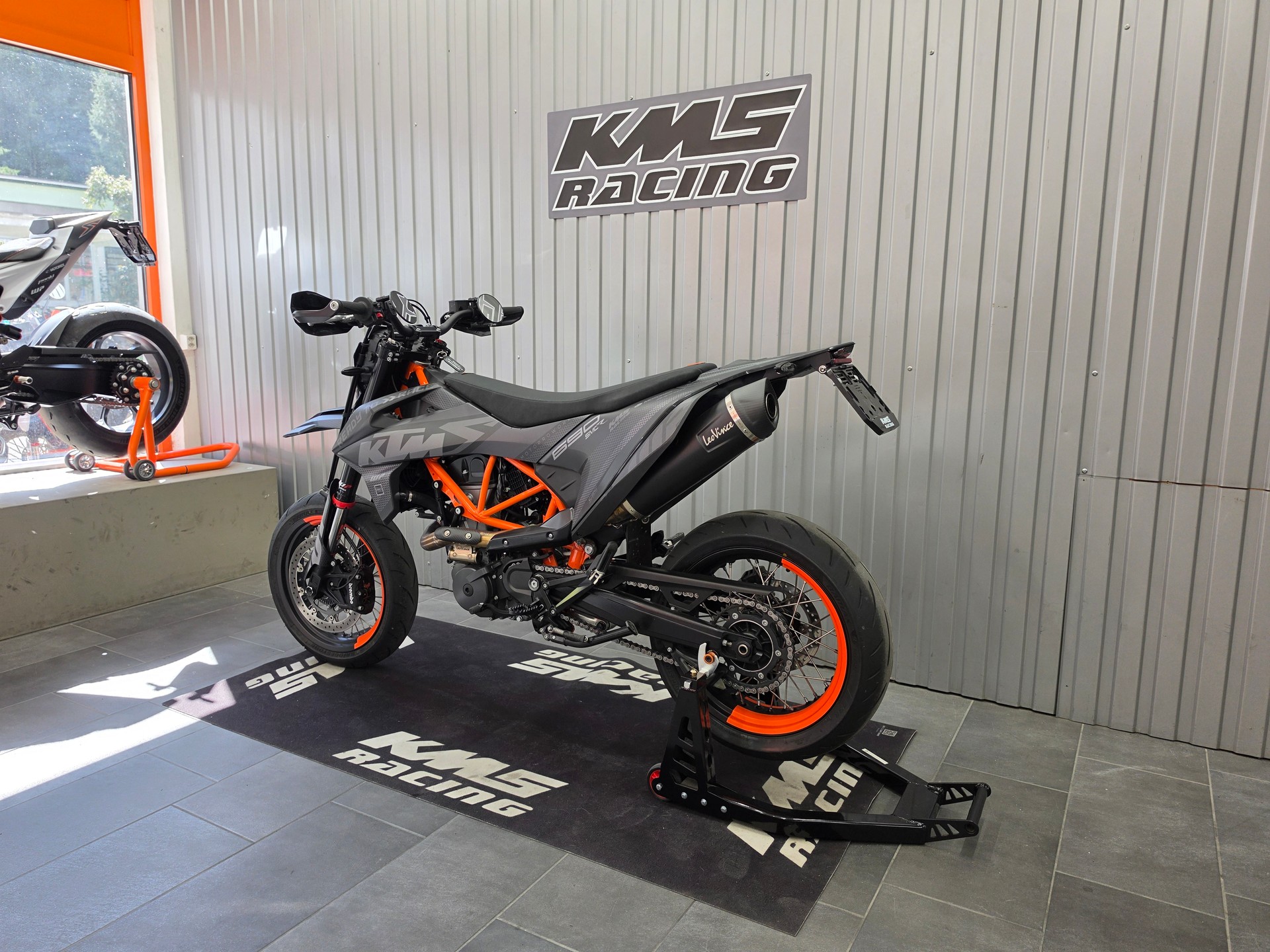 KTM 690 SMC R-showroom-element-2