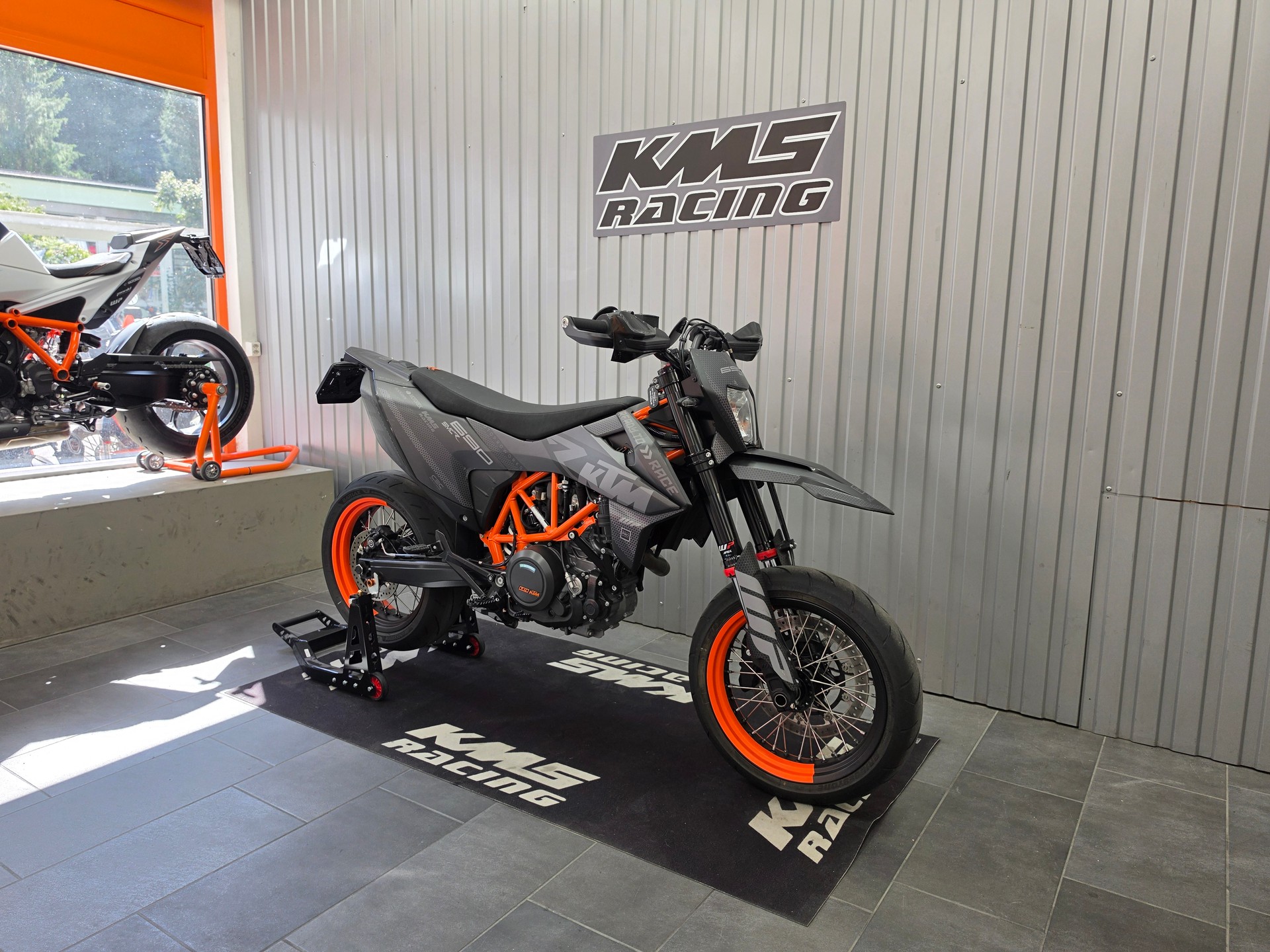 KTM 690 SMC R-showroom-element-3