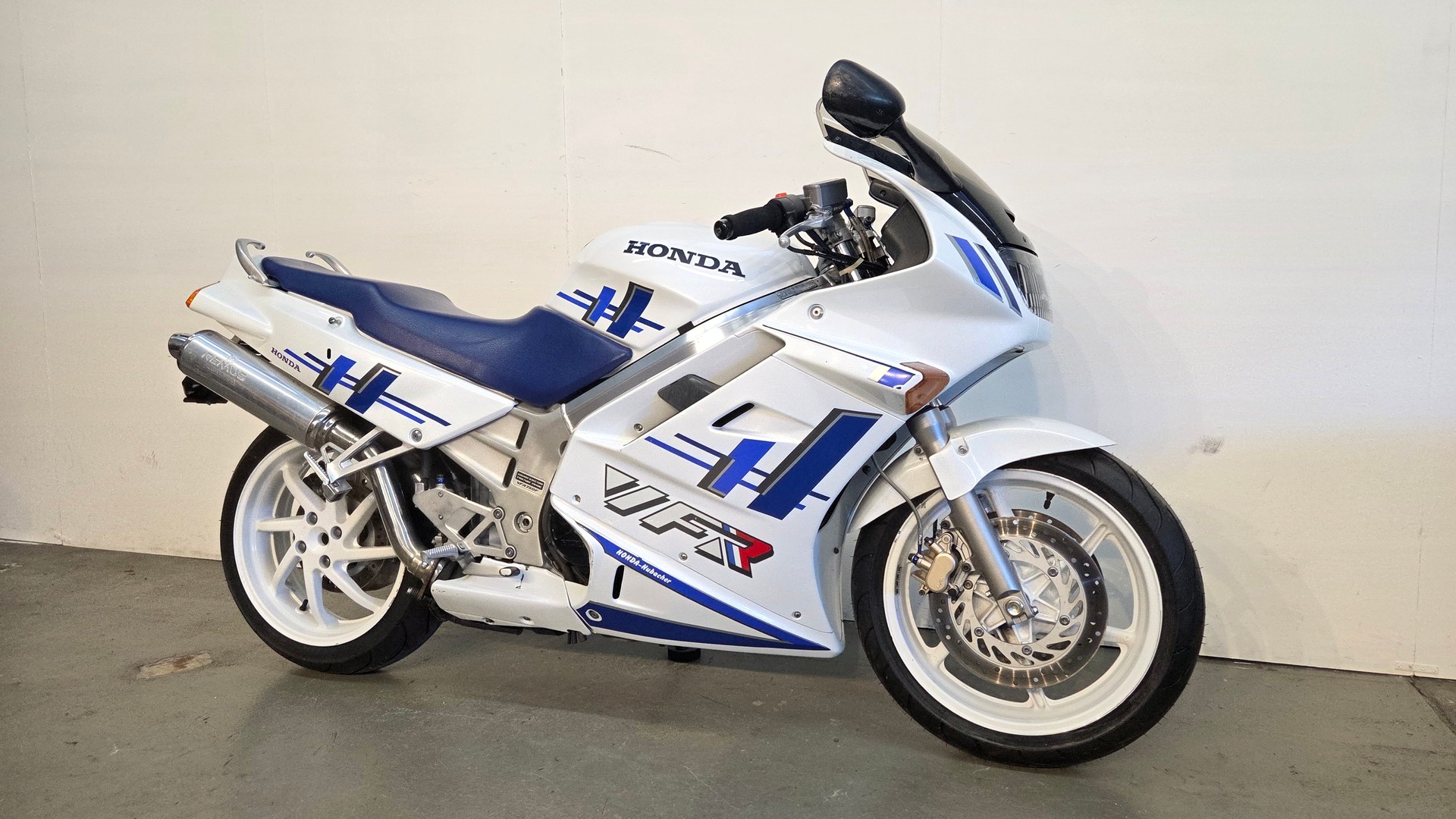 HONDA VFR 750 F L-showroom-element-2