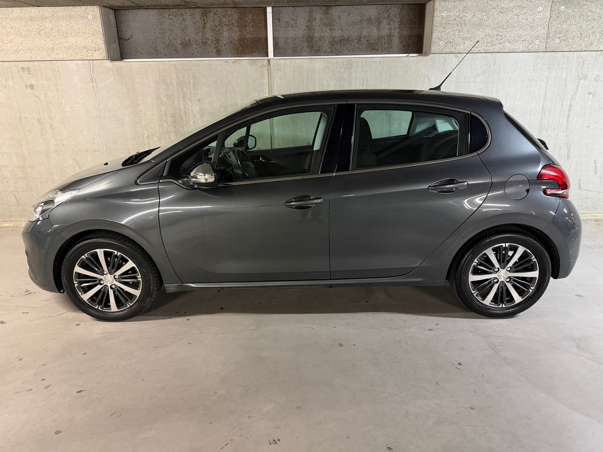 PEUGEOT 208 1.2 PureTech Allure / Frisch MFK / LCD Touchscreen / DAB / KAMERA / 8x Alu-image-1