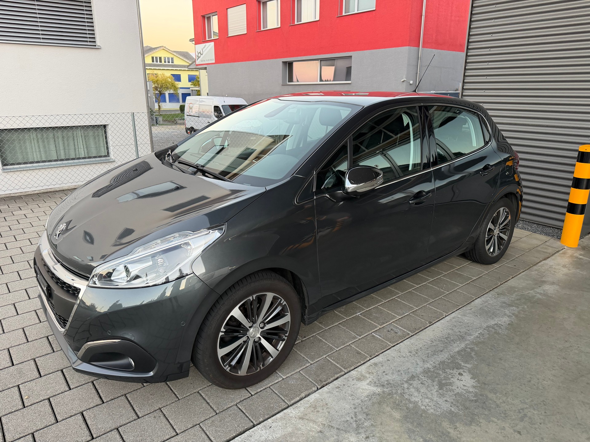 PEUGEOT 208 1.2 PureTech Allure / Frisch MFK / LCD Touchscreen / 8x Alu-image-0