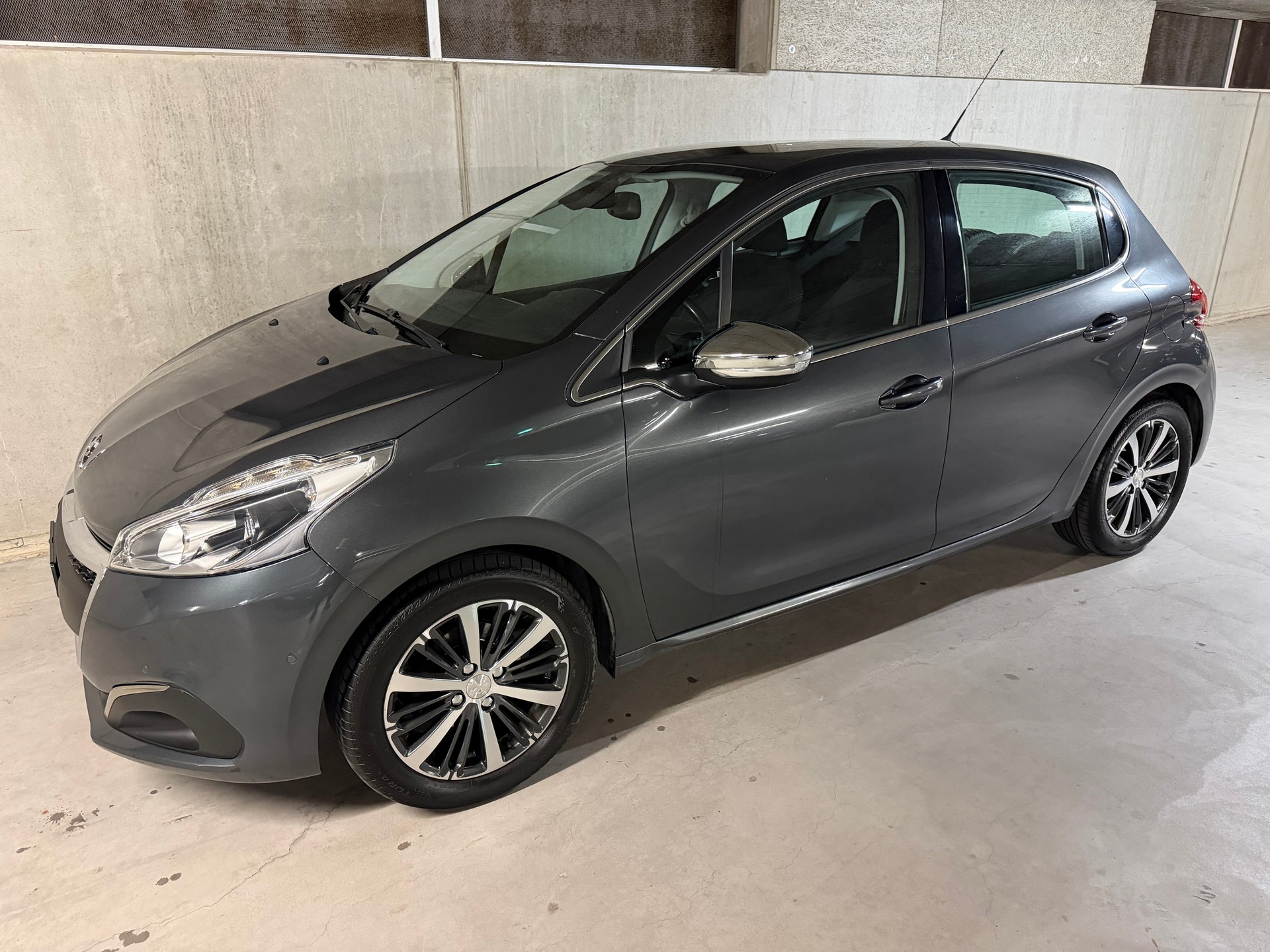 PEUGEOT 208 1.2 PureTech Allure / Frisch MFK / LCD Touchscreen / DAB / KAMERA / 8x Alu-image-0