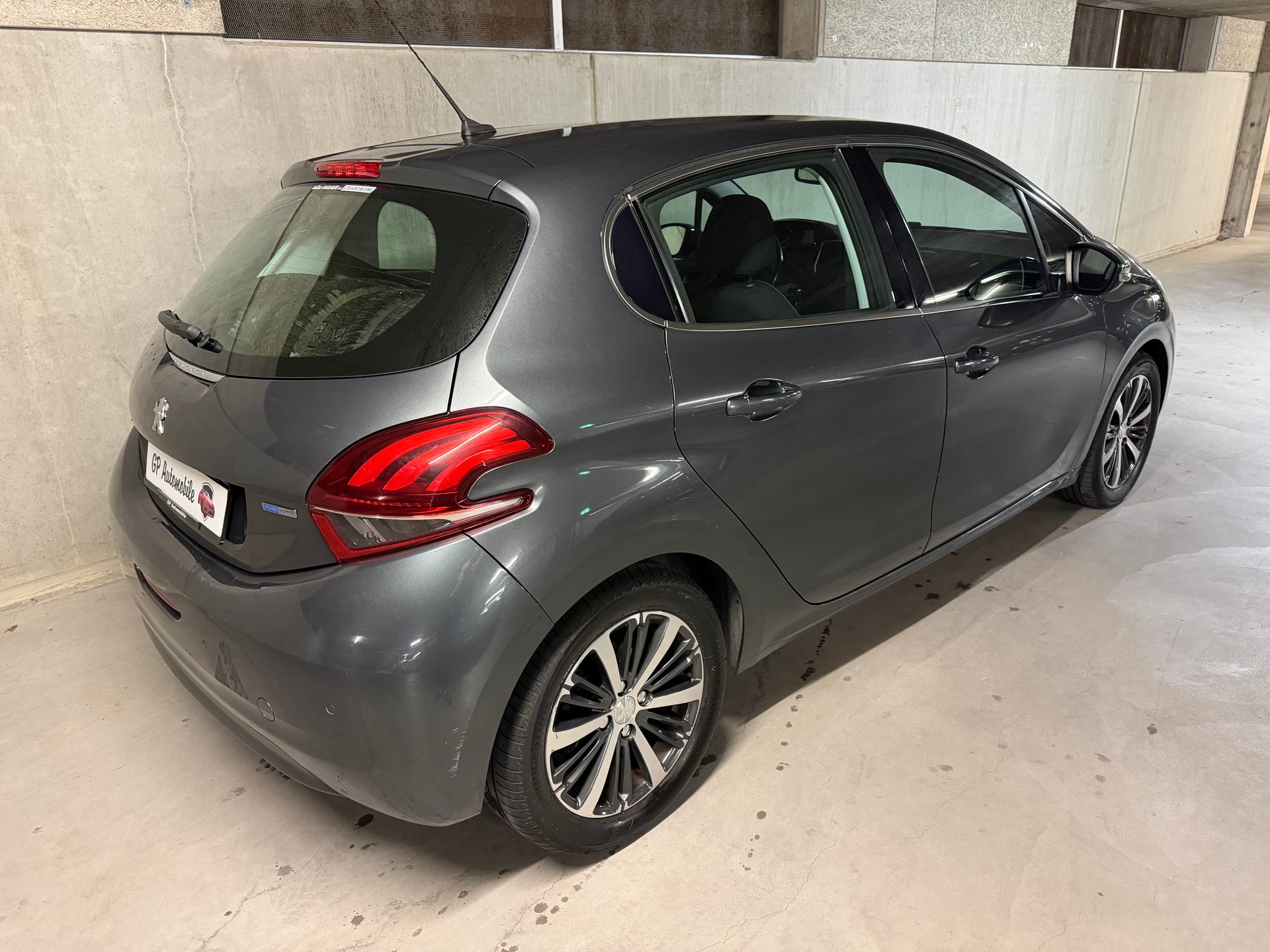 PEUGEOT 208 1.2 PureTech Allure / Frisch MFK / LCD Touchscreen / DAB / KAMERA / 8x Alu-image-5