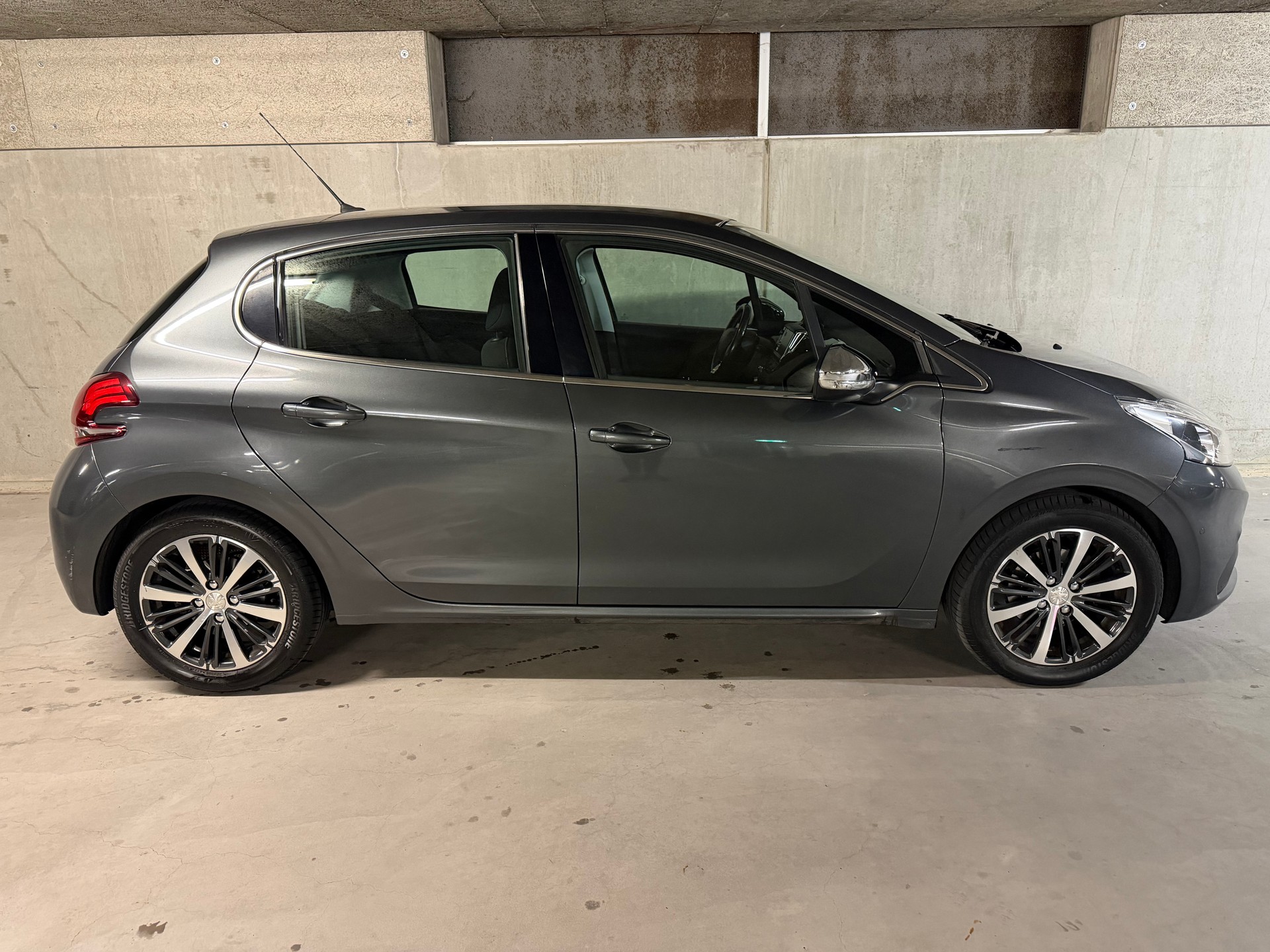 PEUGEOT 208 1.2 PureTech Allure / Frisch MFK / LCD Touchscreen / DAB / KAMERA / 8x Alu-image-4