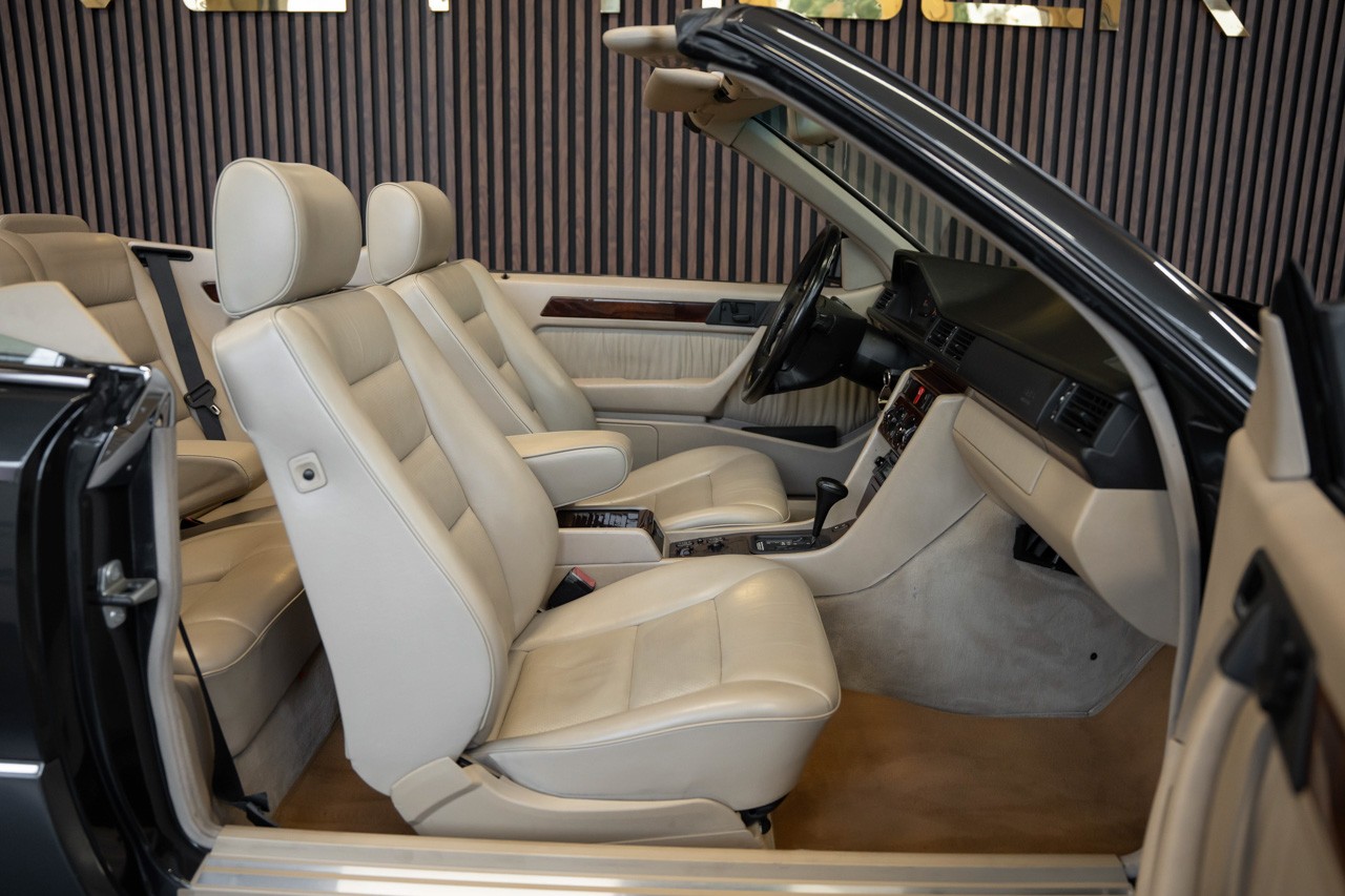 MERCEDES-BENZ E 320 Cabrio-image-17