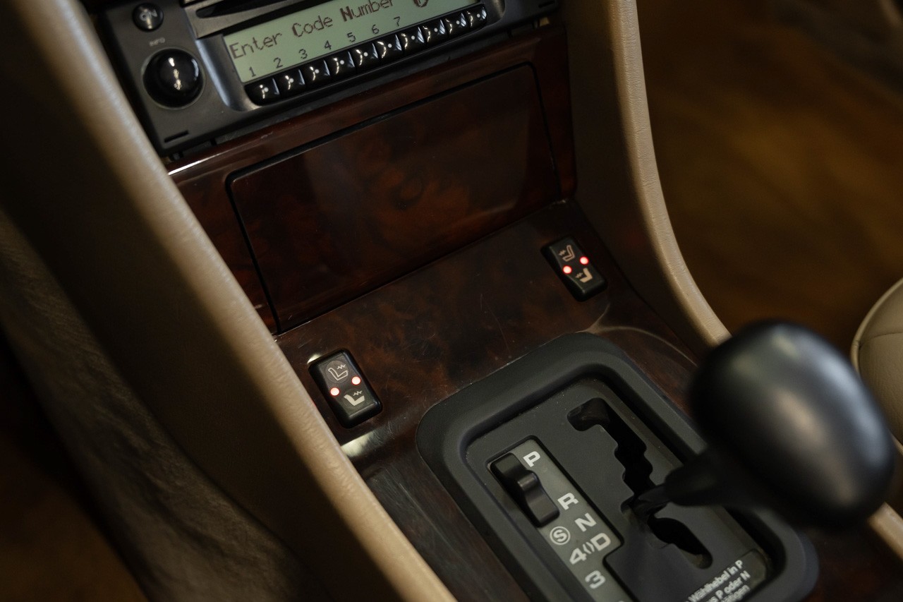 MERCEDES-BENZ E 320 Cabrio-image-26