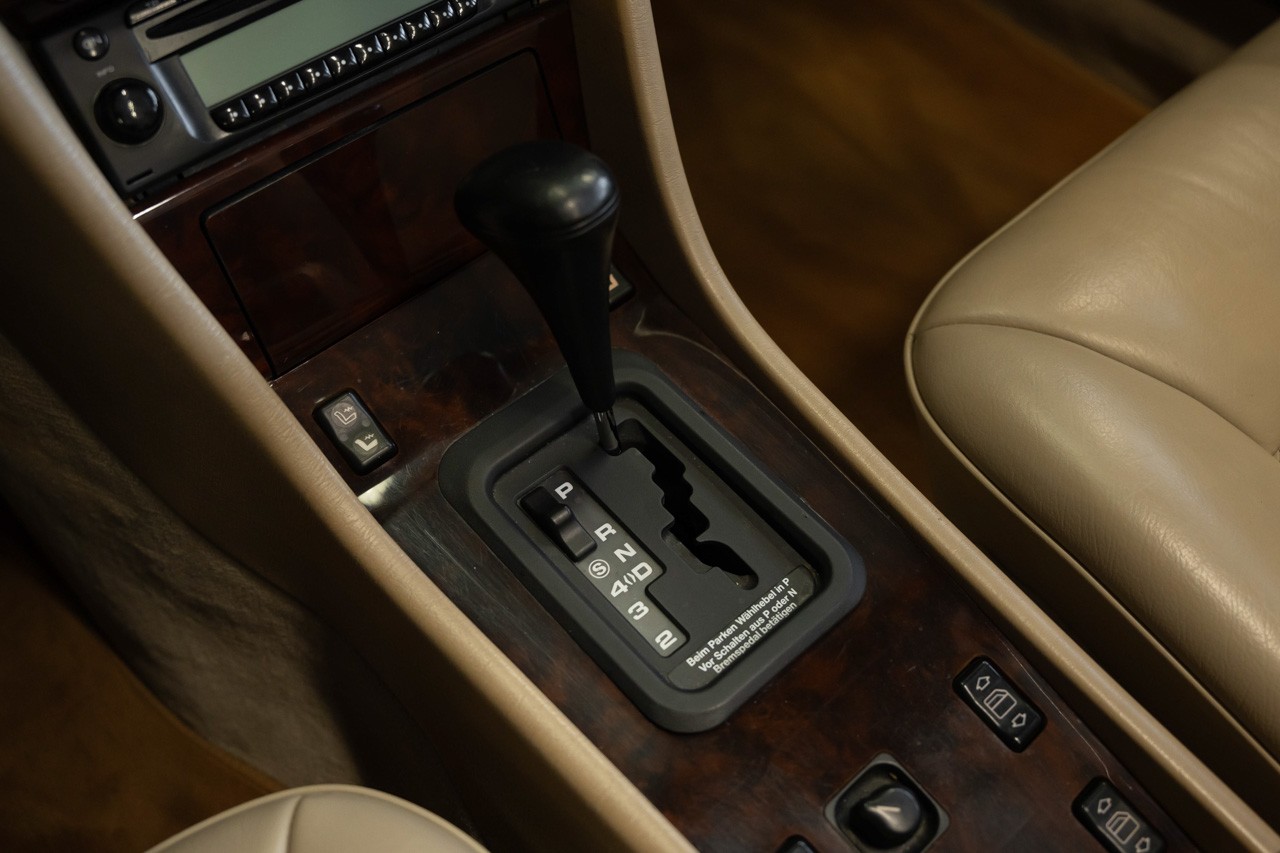 MERCEDES-BENZ E 320 Cabrio-image-25