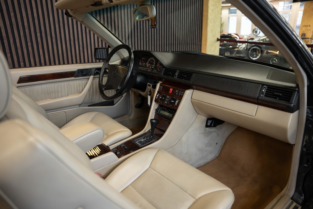 MERCEDES-BENZ E 320 Cabrio-image-16