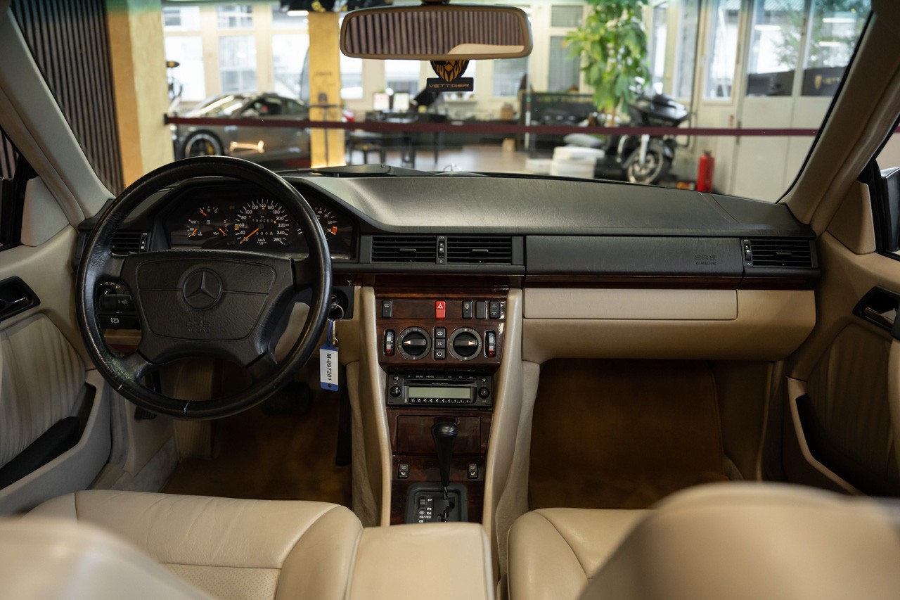 MERCEDES-BENZ E 320 Cabrio-image-13