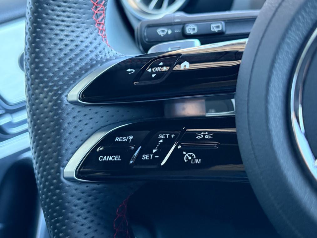 MERCEDES-BENZ A 250e AMG Line-image-8