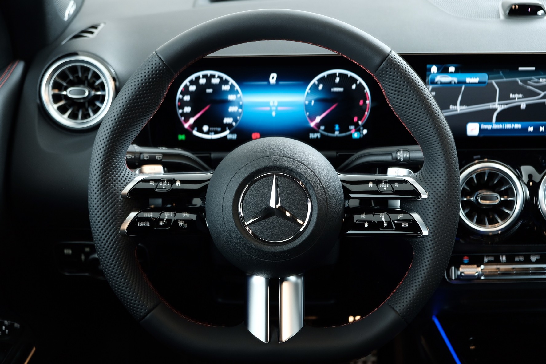 MERCEDES-BENZ GLA 220 d AMG Line 4matic H247-image-7