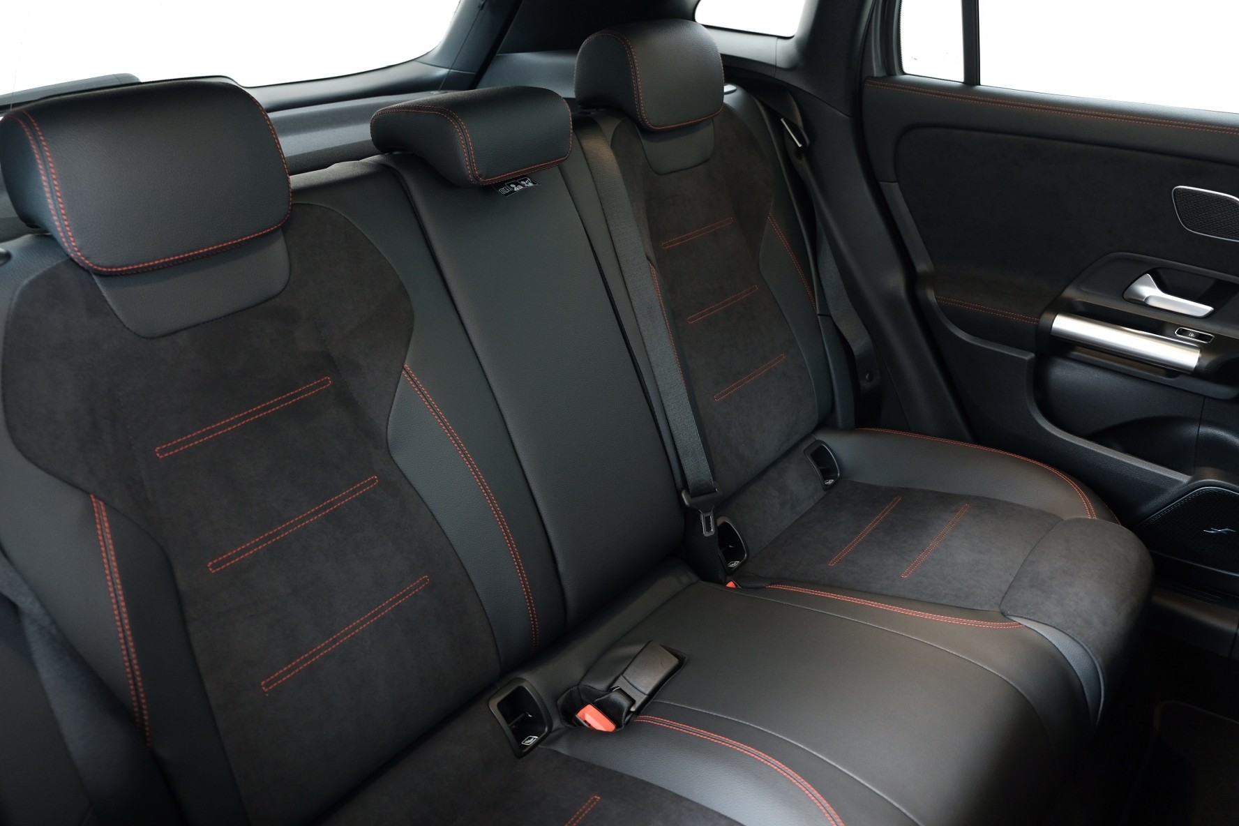 MERCEDES-BENZ GLA 220 d AMG Line 4matic H247-image-12