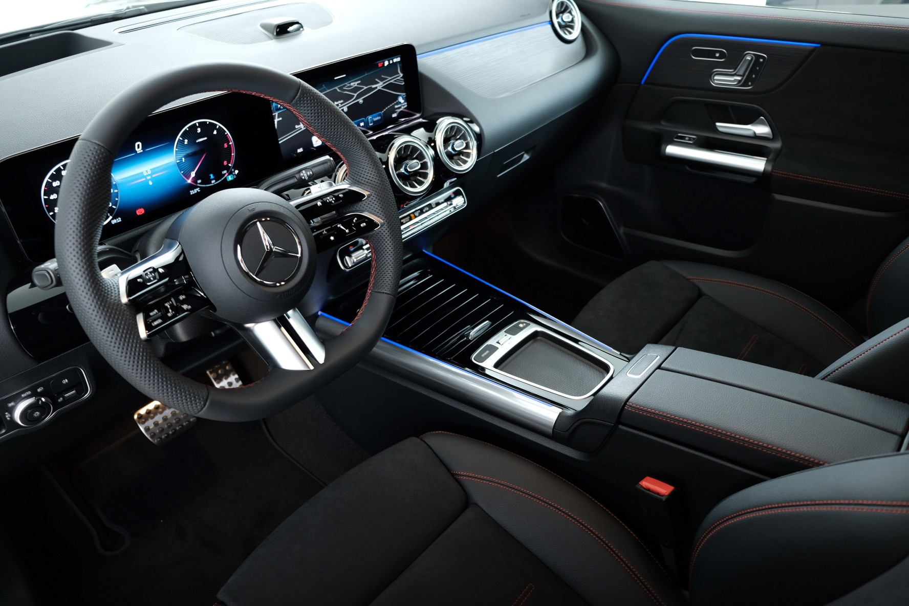 MERCEDES-BENZ GLA 220 d AMG Line 4matic H247-image-8