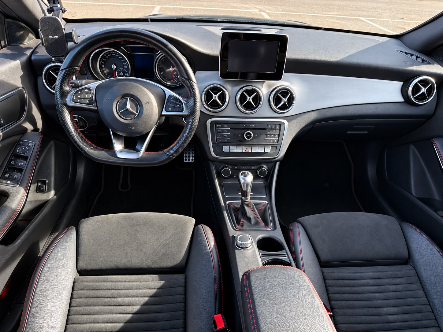 MERCEDES-BENZ CLA AMG LINE Schwarz-image-4