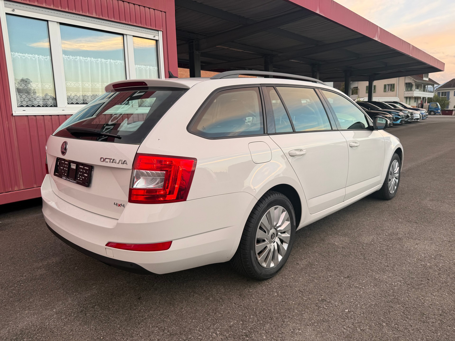 SKODA Octavia Combi 1.6 TDI Ambition 4x4-image-1