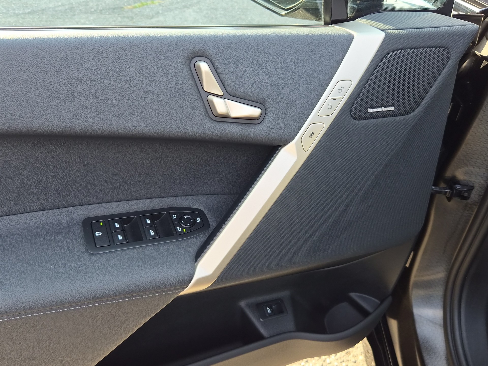 BMW iX xDrive40-image-12