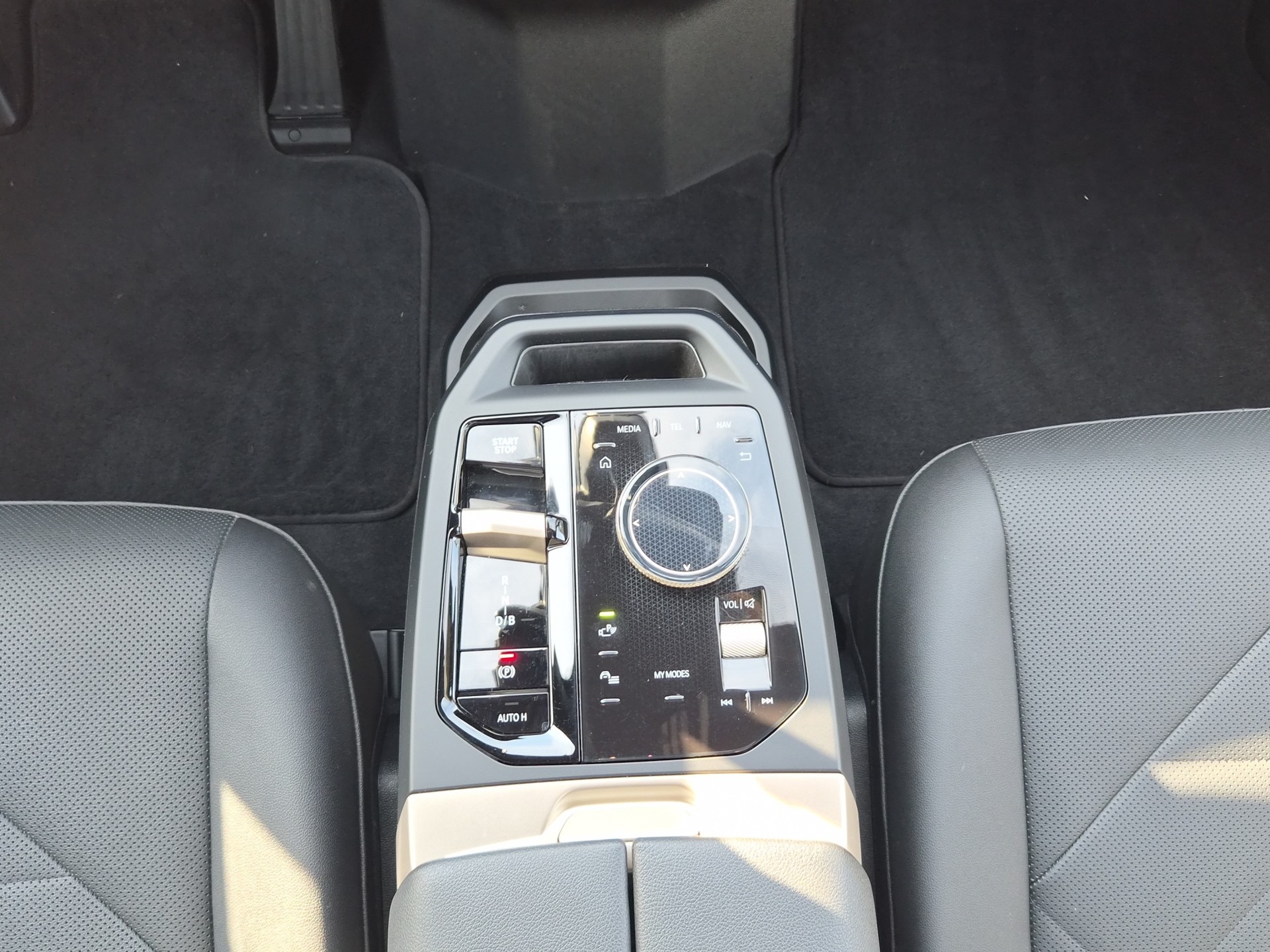 BMW iX xDrive40-image-17