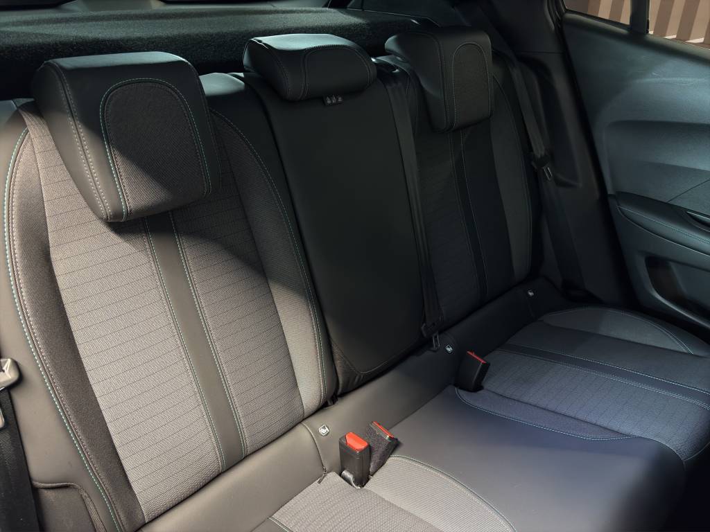 PEUGEOT 2008 1.2 PureTech Allure Pack EAT8-image-7