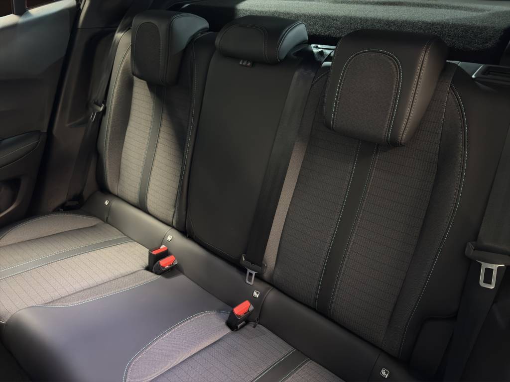 PEUGEOT 2008 1.2 PureTech Allure Pack EAT8-image-8