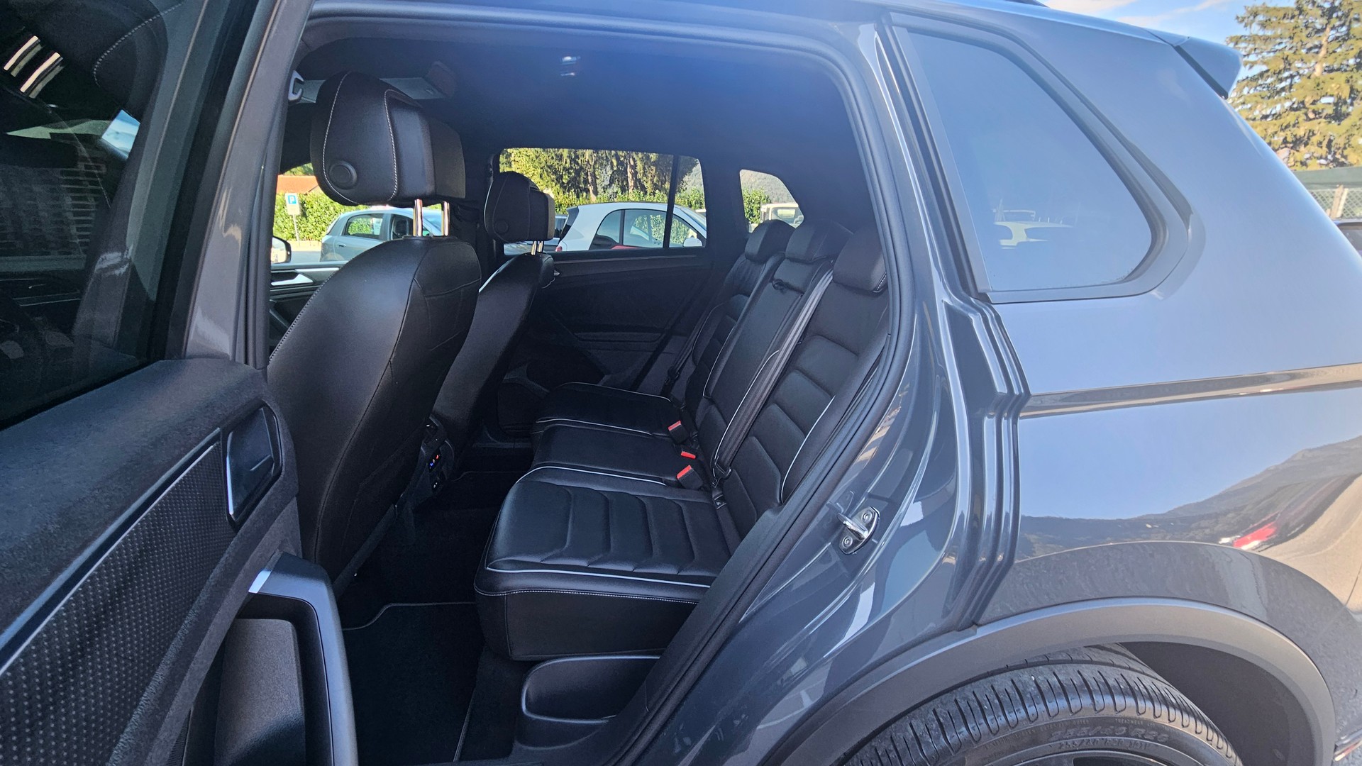 VW Tiguan 2.0 TDI SCR R-Line 4Motion DSG-image-8