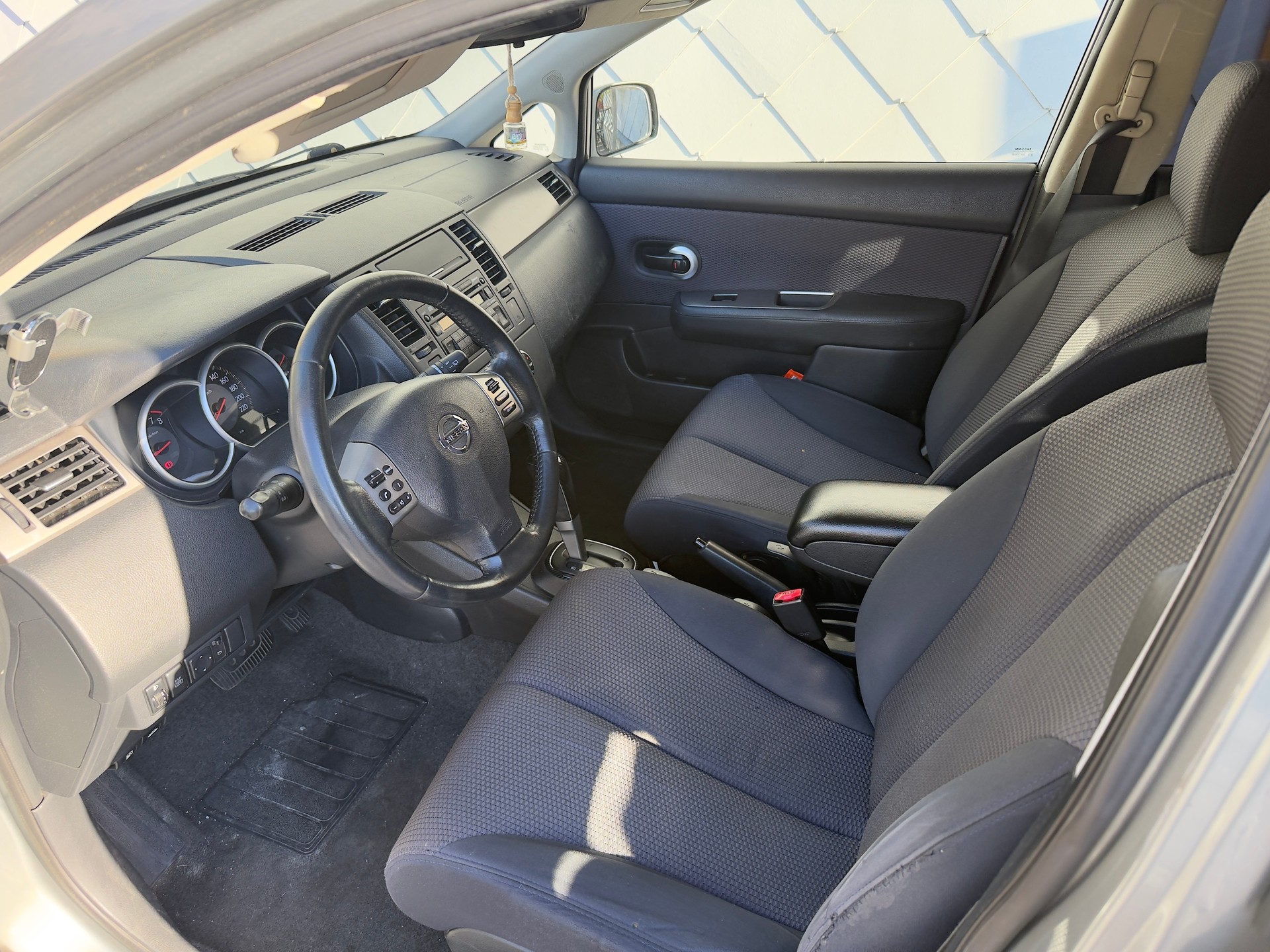 NISSAN Tiida 1.6 tekna Automatic-image-6