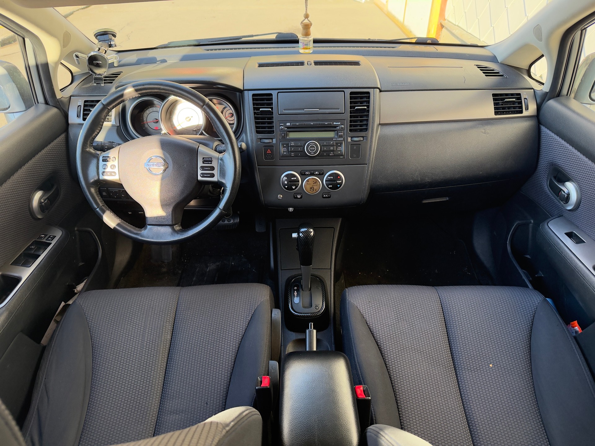 NISSAN Tiida 1.6 tekna Automatic-image-10