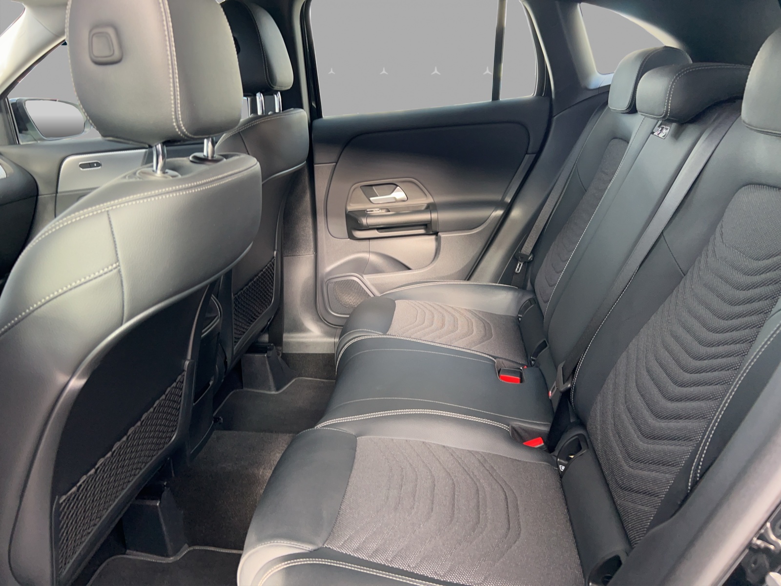 MERCEDES-BENZ GLA 180 7G-DCT-image-13