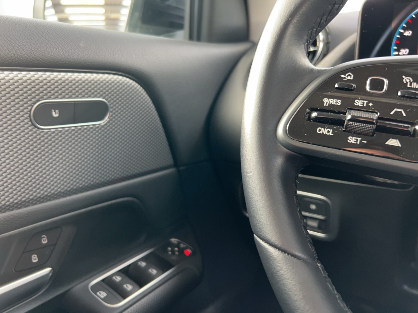 MERCEDES-BENZ GLA 180 7G-DCT-image-12