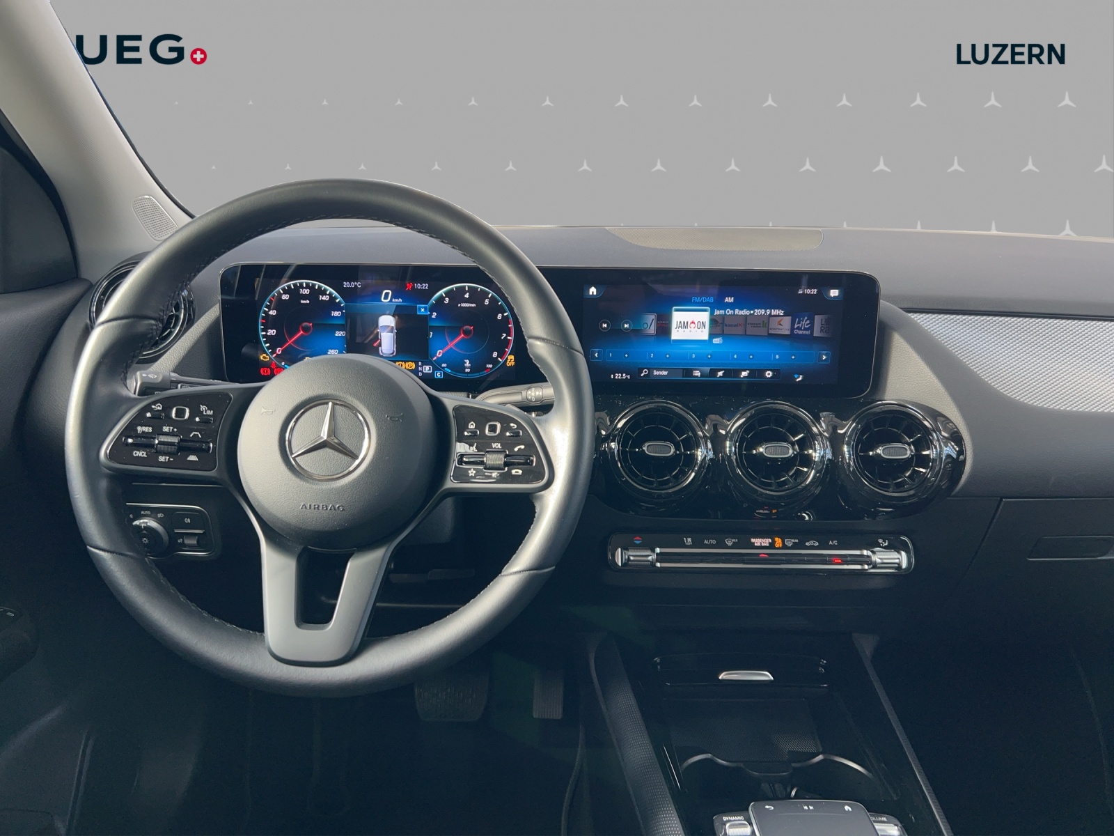 MERCEDES-BENZ GLA 180 7G-DCT-image-10