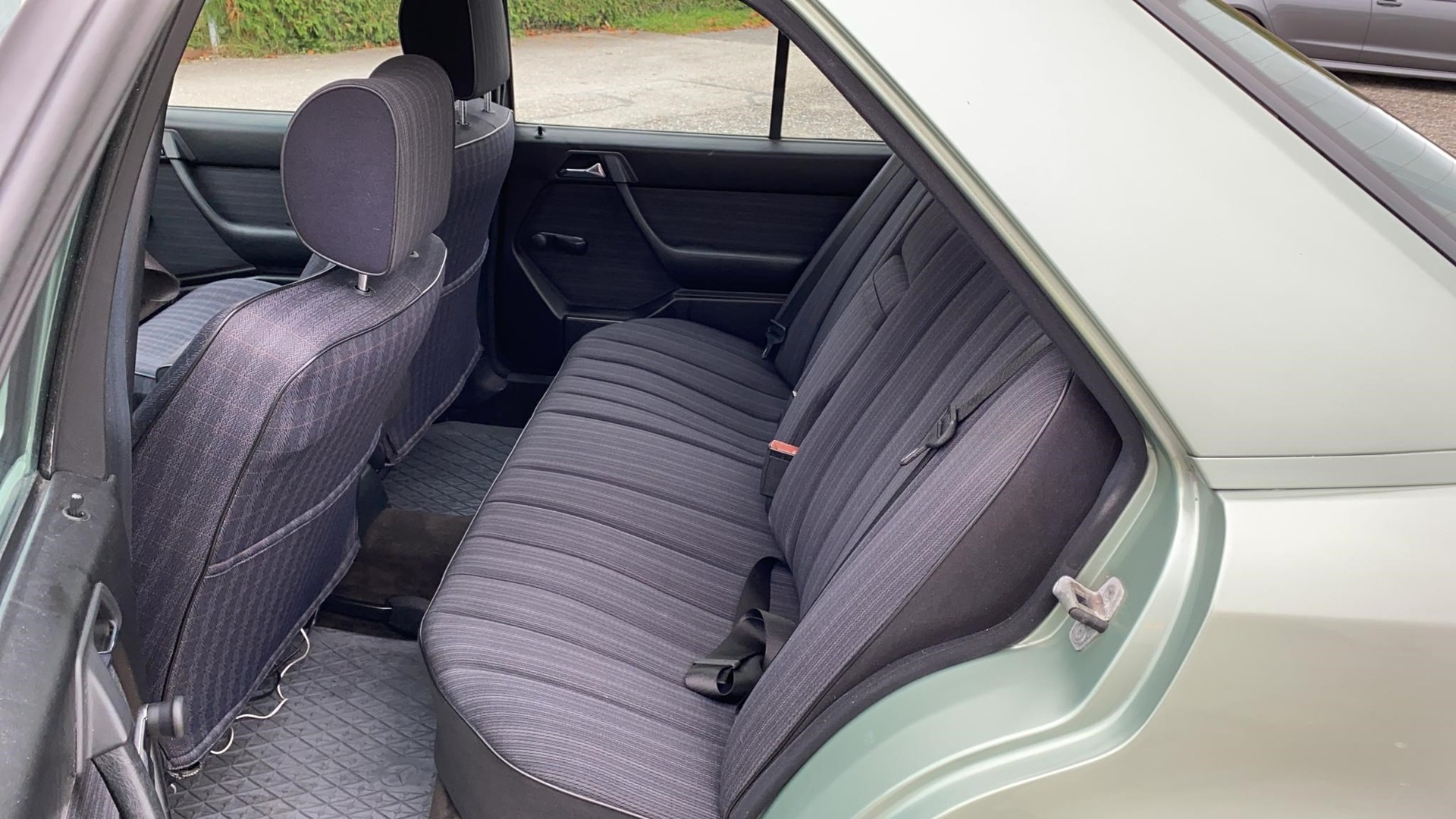 MERCEDES-BENZ 260 E-image-10