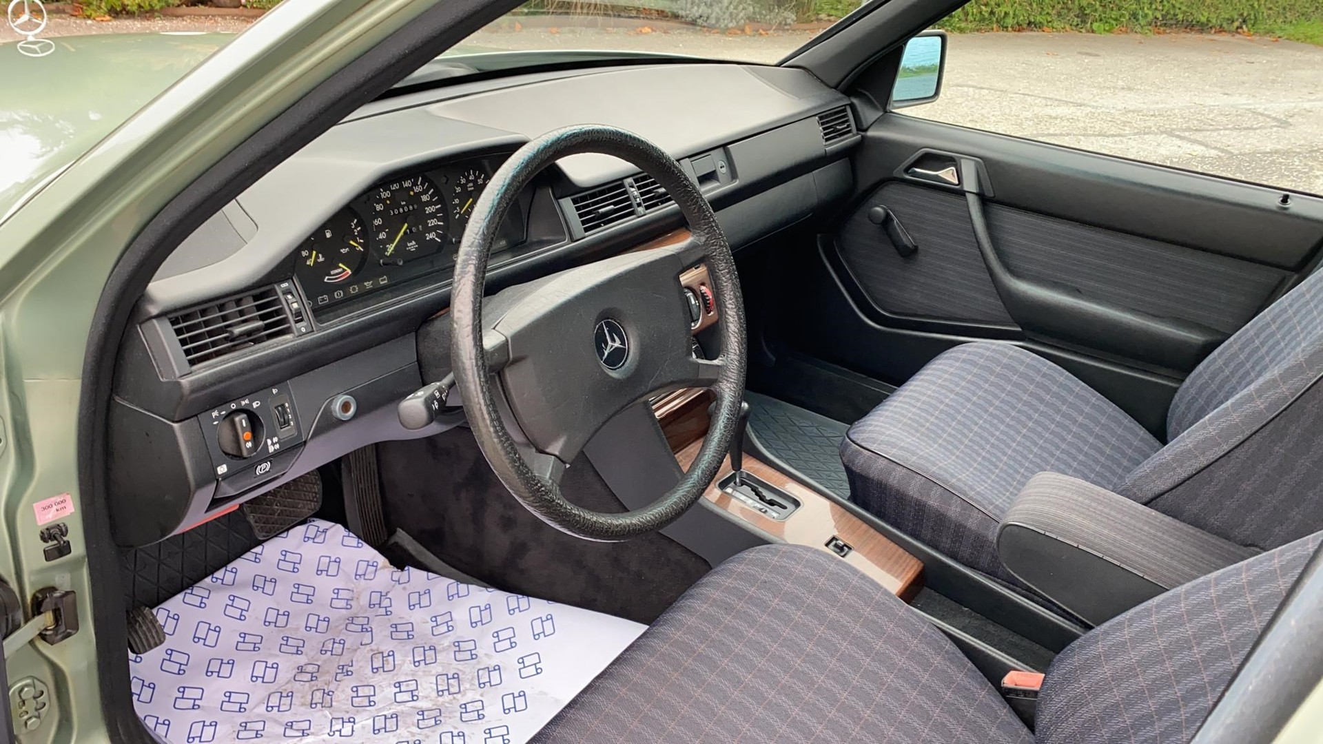 MERCEDES-BENZ 260 E-image-11
