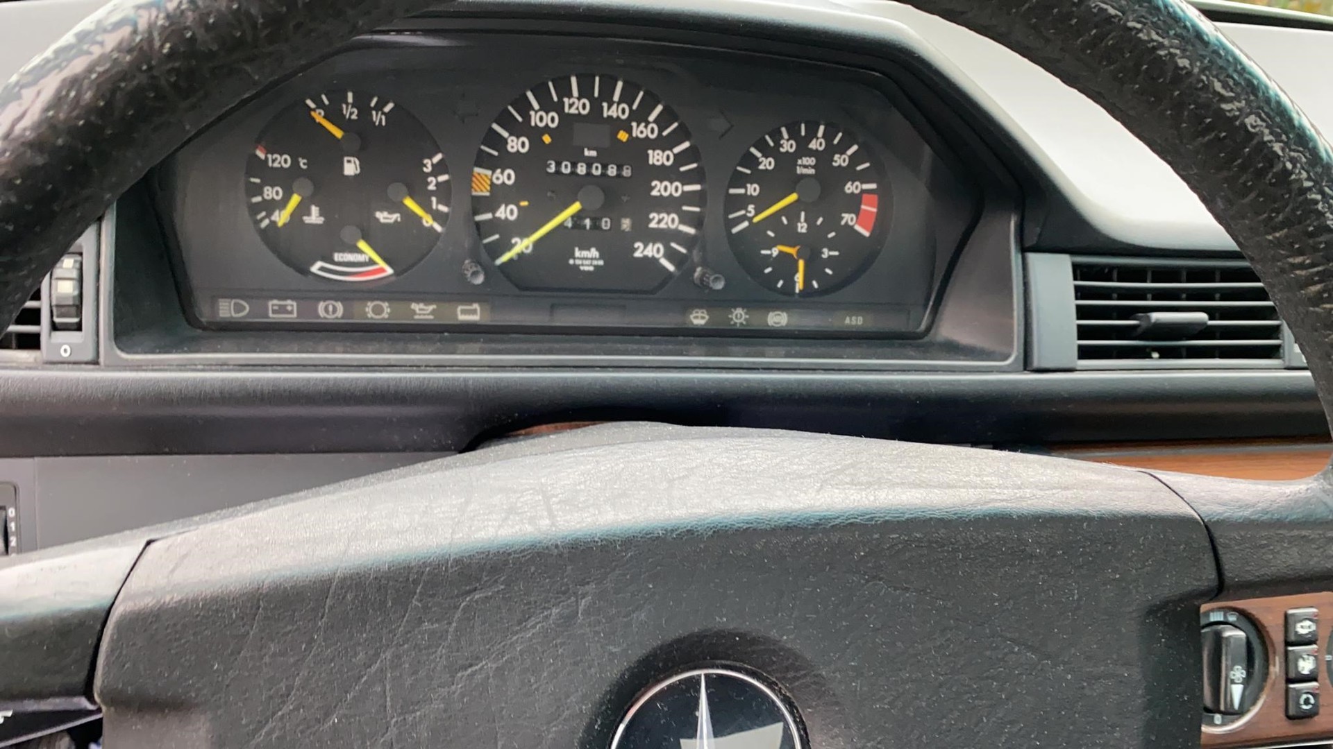 MERCEDES-BENZ 260 E-image-13