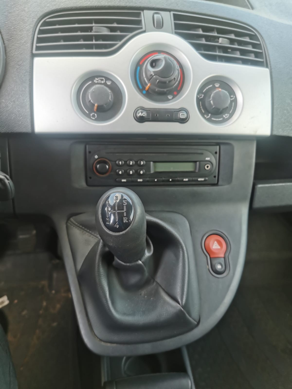 RENAULT Kangoo dCi90-image-6
