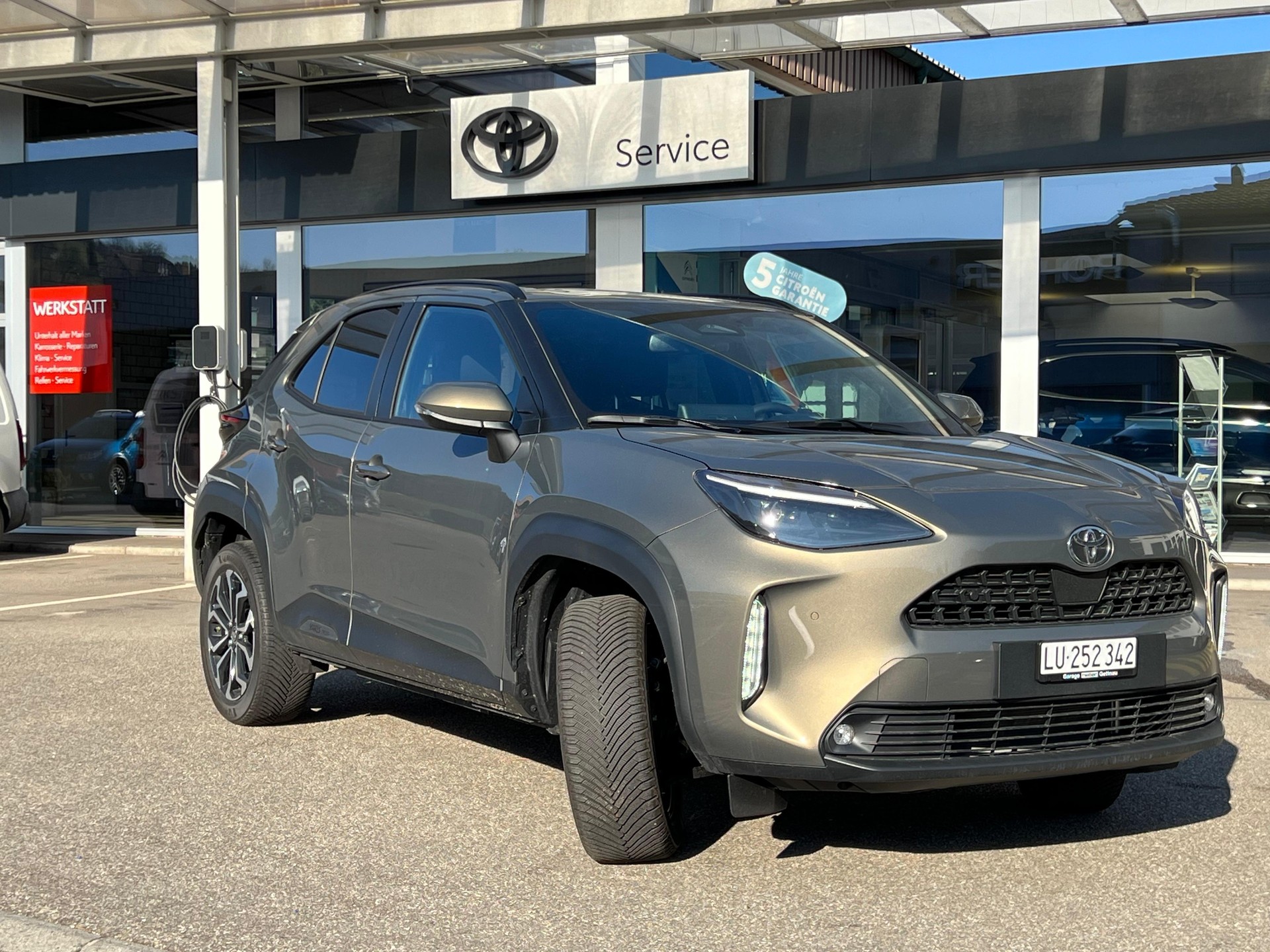 TOYOTA Yaris Cross 1.5 VVT-i HSD Trend AWD-i-showroom-element-1